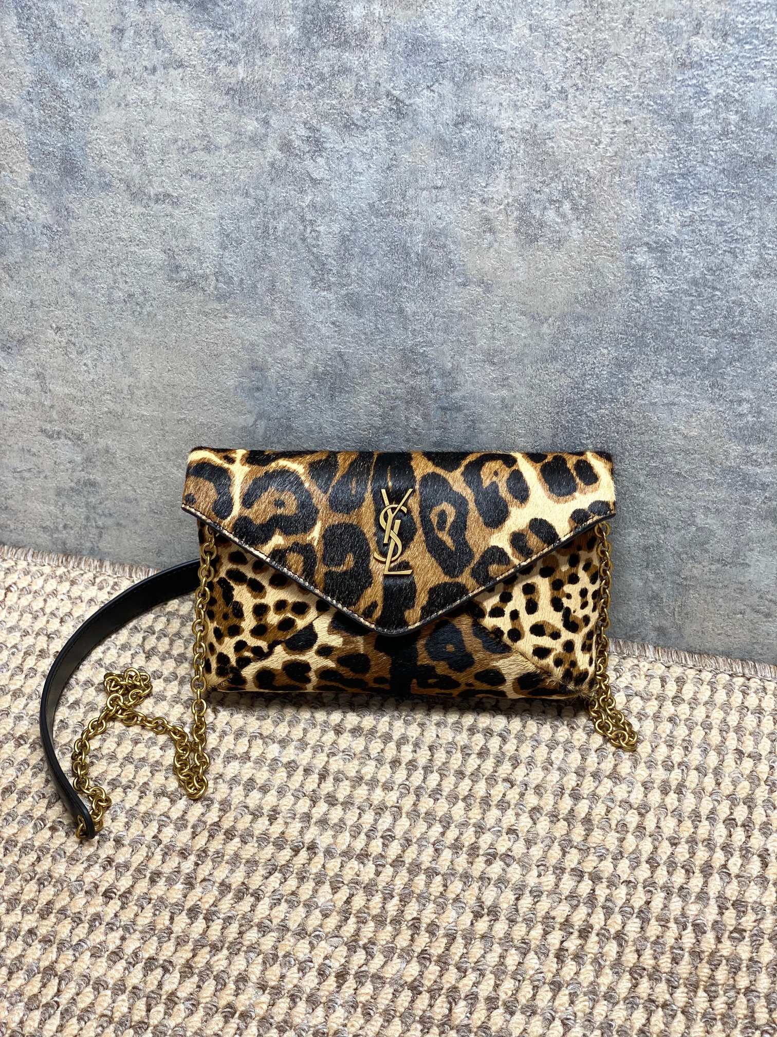 NO:812091,Calypso's new mini chain bag is a different envelope bag, with leopard print horse fur + metal logo, full of low-key luxury!  The metal chain shoulder strap is suitable for hand-holding, one-shoulder or cross-body wear, and can be easily carried on daily outings or at dinner parties. It is lightweight and self-weighted, and has a reasonable internal space. It can hold mobile phones, card holders, and lipsticks. The envelope-style design is very recognizable, practical and fashionable. It is a classic and popular YSL style. I really recommend it!  Size 19x12×3cm Model 819271, YSL Saint Laurent grade original leather, saint laurent, saint laurent, Hermes,19860909Calypso 新款 mini链条包 不一样的信封包 ,豹纹马毛皮+金属Logo,低调奢华感满满！金属链条肩带,手拿、单肩、斜挎都OK,日常出街或晚宴都能轻松驾驭.轻巧自重,内部空间合理,手机、卡包、口红都能装下.信封式设计超有辨识度,实用又时髦,是YSL经典热门款,真的很推荐入手！ 尺寸19x12×3cm 型号819271,YSL圣罗兰特级原厂皮,saint laurent,saint laurent,Hermes,,Bag