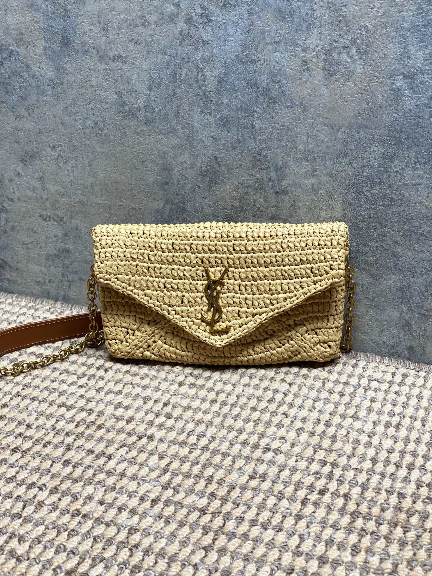 NO:812097,Calypso's new mini chain bag is a different envelope bag, handmade straw + metal logo, full of low-key luxury!  The metal chain shoulder strap is suitable for hand-holding, one-shoulder or cross-body wear, and can be easily carried on daily outings or at dinner parties. It is lightweight and self-weighted, and has a reasonable internal space. It can hold mobile phones, card holders, and lipsticks. The envelope-style design is very recognizable, practical and fashionable. It is a classic and popular YSL style. I really recommend it!  Size 19x12×3cm Model 819271, YSL Saint Laurent grade original leather, saint laurent, saint laurent, espadrilles, Hermes,19860909Calypso 新款 mini链条包 不一样的信封包 ,手工草编+金属Logo,低调奢华感满满！金属链条肩带,手拿、单肩、斜挎都OK,日常出街或晚宴都能轻松驾驭.轻巧自重,内部空间合理,手机、卡包、口红都能装下.信封式设计超有辨识度,实用又时髦,是YSL经典热门款,真的很推荐入手！ 尺寸19x12×3cm 型号819271,YSL圣罗兰特级原厂皮,saint laurent,saint laurent,espadrilles,Hermes,,Bag