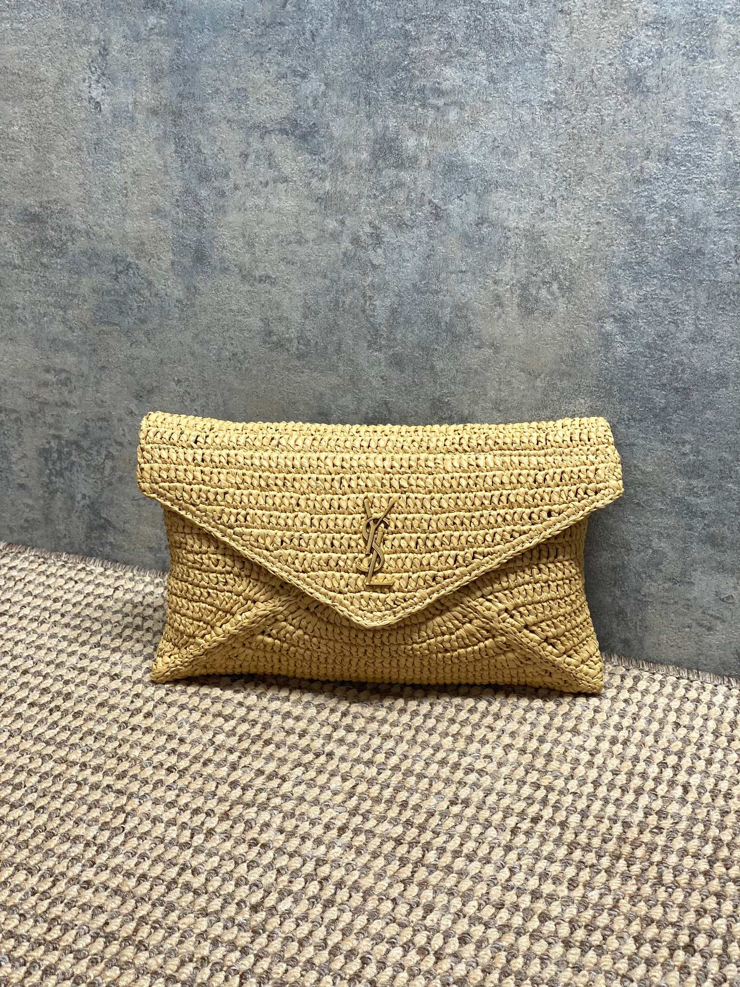 NO:812133,Yves Saint Laurent's Cassandre straw envelope bag is hand-crocheted with natural raffia. It has a light and breathable texture, perfect for summer or vacation style wear!  Envelope-style flap + golden YSL logo, perfect for recognition. The size is just right, it can hold mobile phones, lipsticks, and keys, practical and fashionable. Pair it with a dress or vacation-style clothing, and you can easily get a French elegant atmosphere ~ Model 769307, size 29.5x18x4.5, YSL Saint Laurent grade original leather, saint laurent, saint laurent, espadrilles, skirts, Hermes,19860909圣罗兰Cassandre草编信封包,采用天然拉菲草手工钩织,质感轻盈透气,超适合夏天或度假风穿搭！信封式翻盖+金色YSL标志,辨识度满分.尺寸刚好,手机、口红、钥匙都能装,实用又时髦.搭配连衣裙或度假风服饰,轻松get法式优雅氛围感～ 型号769307 尺寸29.5x18x4.5,YSL圣罗兰特级原厂皮,saint laurent,saint laurent,espadrilles,skirts,Hermes,,Bag