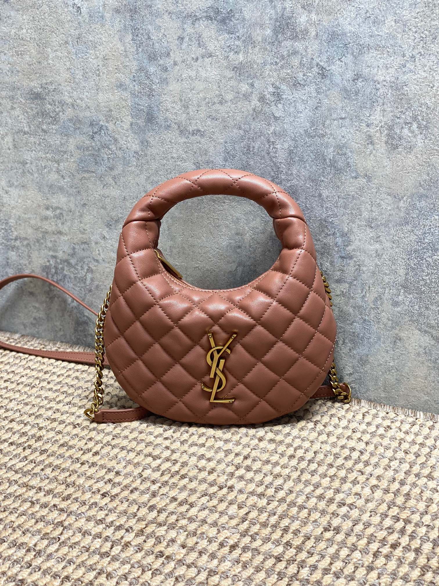 NO:812043,YSL ICARI NO black and gold sheepskin handbag is made of high-quality sheepskin, diamond pattern + metal logo, full of French elegance. Mini Hobo bag shape, suitable for hand-held or cross-body wear, easy to carry on daily trips or dates. The black and gold color is super versatile, and the interior space is small but can hold daily small items, practical and fashionable!  The ICARINO series has been YSL's most popular product in recent years. It is carried by celebrity bloggers and has a strong sense of fashion!  Model 871329 Size 19x12x5, YSL Saint Laurent grade original leather, saint laurent, saint laurent, sheepskin, Hermes,19860909YSL ICARI NO黑金羊皮手袋,选用优质羊皮,菱格纹+金属Logo,法式优雅满分.迷你Hobo包型,手提or斜挎都OK,日常出街、约会都能轻松驾驭.黑金配色超百搭,内部空间虽小但能装下日常小物,实用又时髦！ICARINO系列是YSL近年热门,明星博主都在背,时尚感爆棚！ 型号871329 尺寸19x12x5,YSL圣罗兰特级原厂皮,saint laurent,saint laurent,sheepskin,Hermes,,Bag