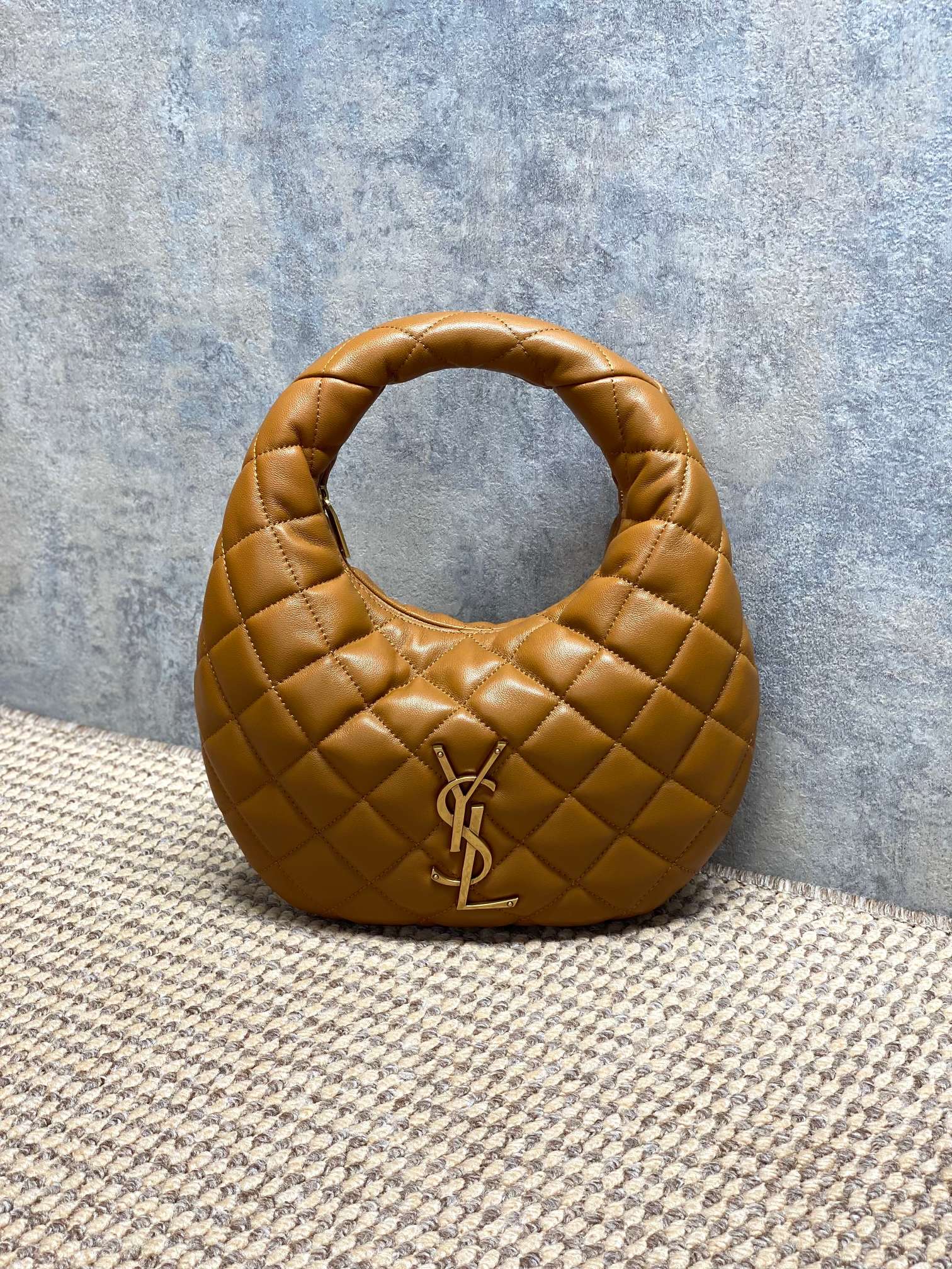 NO:812047,Rose pink YSL ICARINO black gold small handbag, made of Napa sheepskin, super soft to the touch, classic diamond quilting + golden YSL logo, low-key and luxurious. Crescent-shaped design, portable or armpit back is very fashionable, easy to control for daily commuting and leisure. The zipper opening and closing is safer, the internal space is reasonable, practical and beautiful, it is a popular item of the Yves Saint Laurent CARE series, with a perfect French elegant atmosphere. Model 851689  Size 17x13x3cm, YSL Saint Laurent grade original leather, saint laurent, saint laurent, sheepskin, Hermes,19860909玫瑰粉 YSL ICARINO黑金小号手袋,采用纳帕羊皮,手感超柔软,经典菱格纹绗缝+金色YSL标志,低调又奢华.月牙形设计,手提or腋下背都很时髦,日常通勤、休闲都能轻松驾驭.拉链开合更安全,内部空间合理,实用又美观,是圣罗兰 CARE系列的热门单品,法式优雅氛围感满分 型号851689 尺寸17x13x3cm,YSL圣罗兰特级原厂皮,saint laurent,saint laurent,sheepskin,Hermes,,Bag