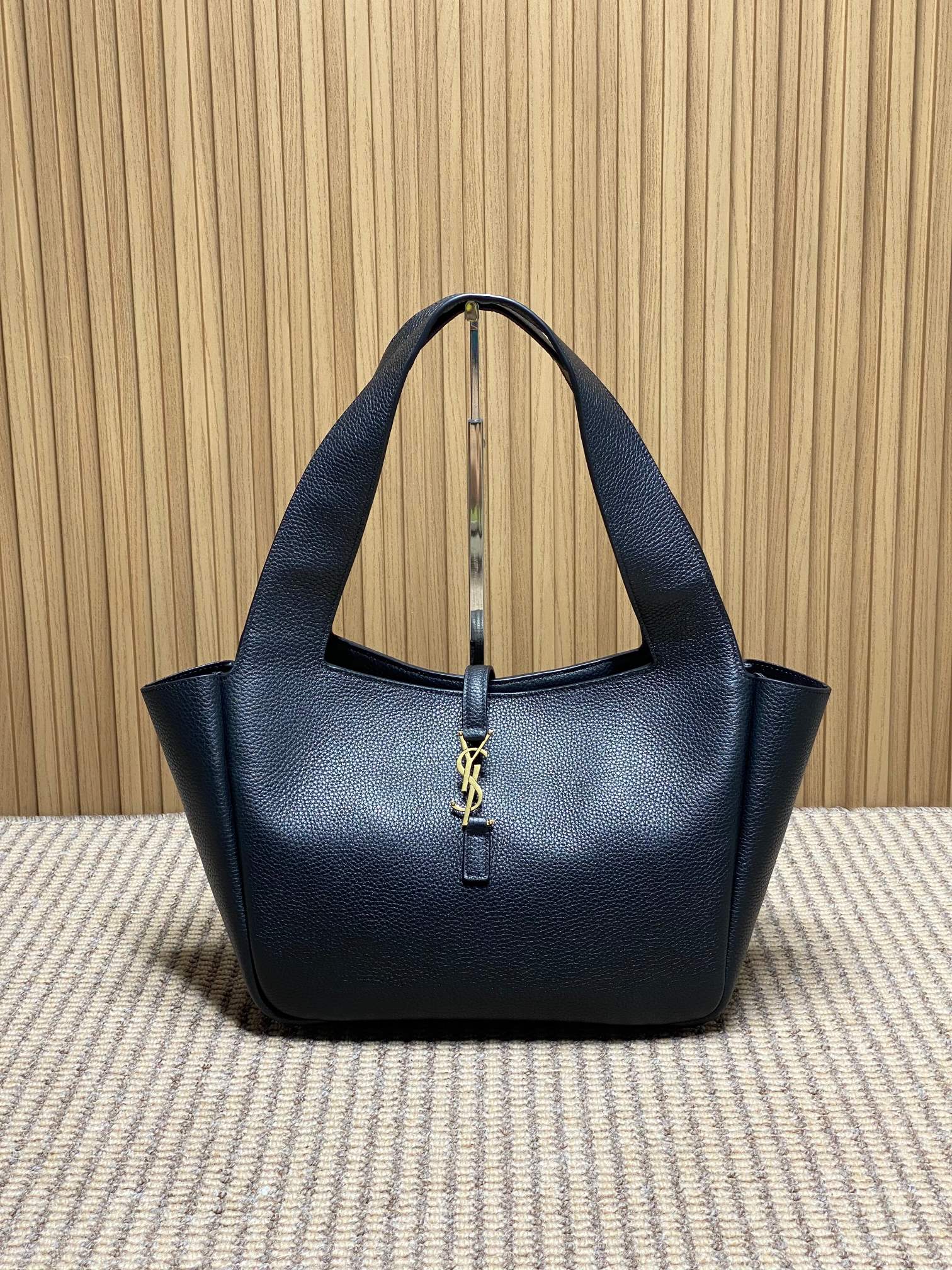 NO:812051,The YSL BEA series black gold tote bag has a delicate and durable feel. The black bag body is equipped with a metal logo, which is low-key and luxurious. The classic Hobo bag shape has a large capacity and can easily hold daily items for commuting and short trips. The shoulder strap is of moderate length and can be carried cross-body. It is versatile and practical!  The BEA series is simple and elegant, a must-have for relaxed wear, and has both fashion and functionality. I really recommend it!  Model 779029F Size 28-47×23×13cm, YSL Saint Laurent grade original leather, saint laurent, saint laurent, totes, Hermes,19860909YSL BEA系列黑金托特包,手感细腻又耐用,黑色包身配金属Logo,低调奢华.经典Hobo包型,容量超大,通勤、短途旅行都能轻松装下日常物品.肩带长度适中,手提斜挎都OK,百搭又实用！BEA系列简约大气,松弛感穿搭必备,时尚与功能兼备,真的很推荐！ 型号779029F 尺寸28-47×23×13cm,YSL圣罗兰特级原厂皮,saint laurent,saint laurent,totes,Hermes,,Bag