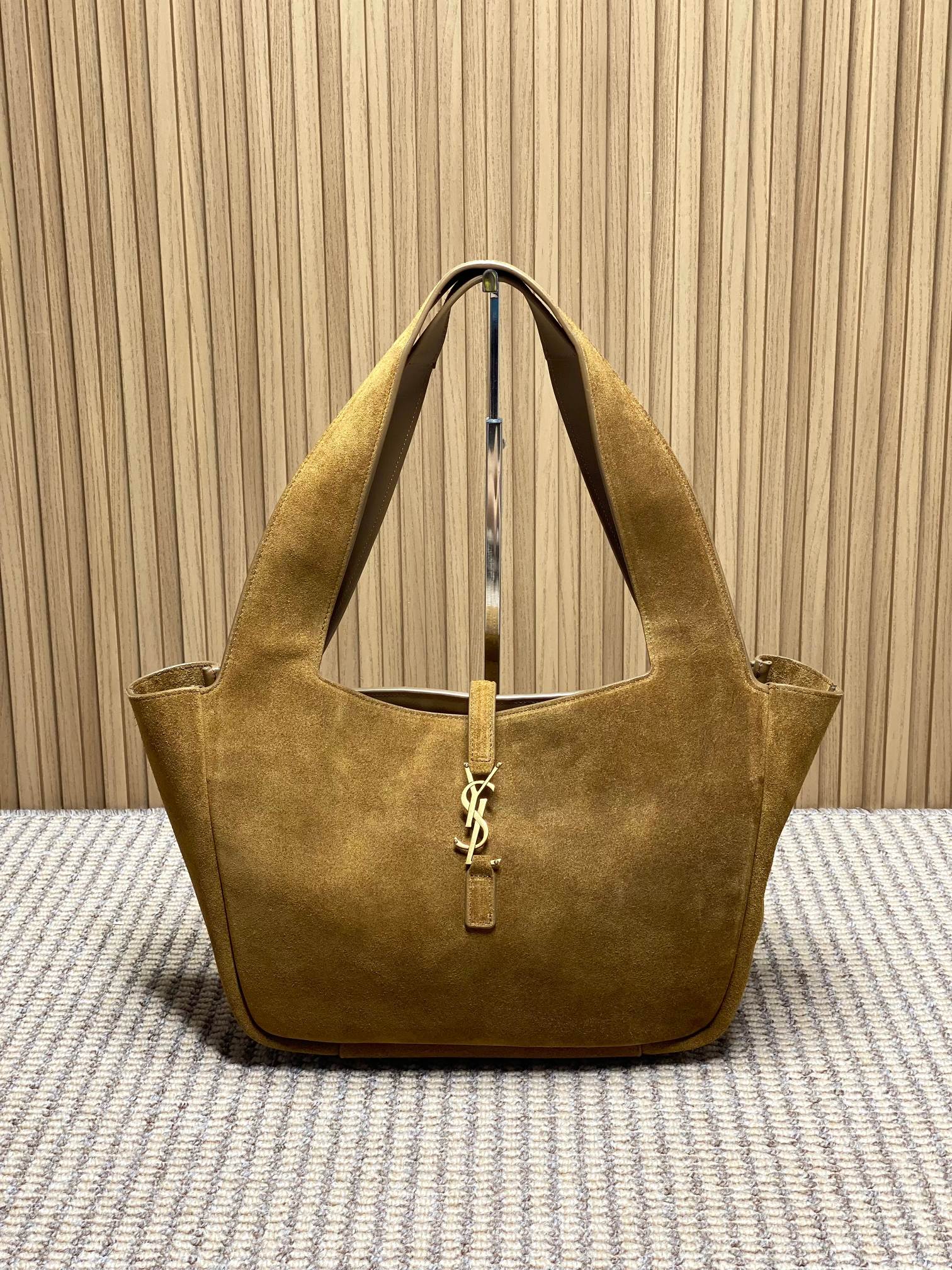 NO:812055,YSL BEA series tote bags have a delicate feel and are durable. The matte suede leather bag body is equipped with a metal logo, which is low-key and luxurious. The classic Hobo bag shape has a large capacity and can easily hold daily items for commuting and short trips. The shoulder straps are of moderate length and can be carried cross-body. It is versatile and practical!  The BEA series is simple and elegant, a must-have for relaxed wear, and has both fashion and functionality. I really recommend it!  Model 779029F88 Size 28-47×23×13cm, YSL Saint Laurent grade original leather, saint laurent, saint laurent, totes, Hermes,19860909YSL BEA系列托特包,手感细腻又耐用,磨砂反绒皮包身配金属Logo,低调奢华.经典Hobo包型,容量超大,通勤、短途旅行都能轻松装下日常物品.肩带长度适中,手提斜挎都OK,百搭又实用！BEA系列简约大气,松弛感穿搭必备,时尚与功能兼备,真的很推荐！ 型号779029F88 尺寸28-47×23×13cm,YSL圣罗兰特级原厂皮,saint laurent,saint laurent,totes,Hermes,,Bag