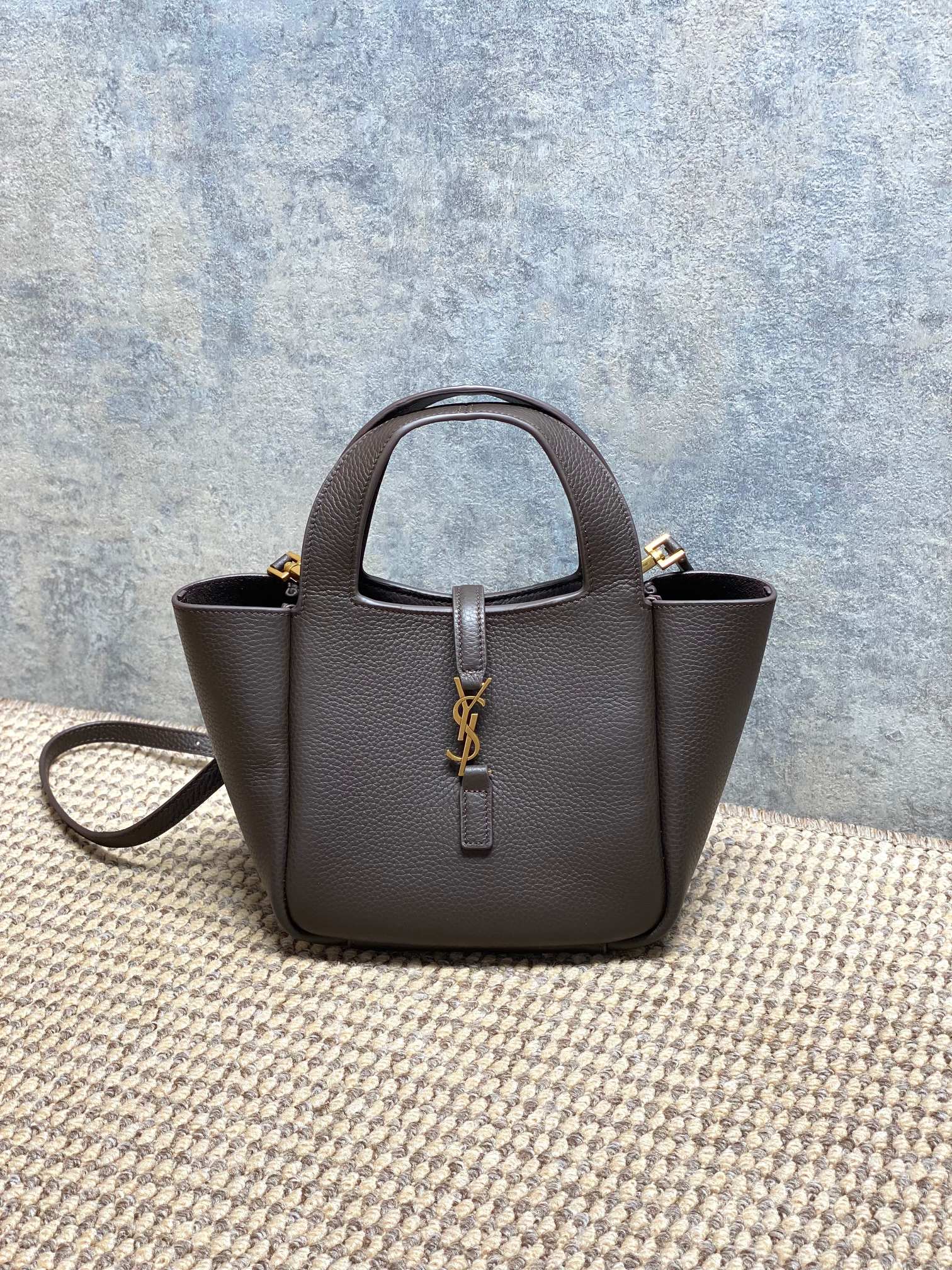 NO:812065,YSL Bea small tote bag has a delicate and wear-resistant feel, and the color combination and metal logo are very recognizable. It has a simple and elegant design, which can be carried on the shoulder or shoulder, and can be worn for commuting and leisure. It has a moderate capacity and can easily hold daily items. It is practical and fashionable!  The Bea series focuses on relaxation and can be easily controlled in the workplace and life. It is one of YSL's most popular models. Size 18x15x13cm Model 872469F, YSL Saint Laurent grade original leather, saint laurent, saint laurent, totes, Hermes,19860909YSL Bea小号托特包,手感细腻耐磨,配色+金属Logo超有辨识度.简约大气设计,手提肩背都OK,通勤休闲都能搭.容量适中,日常物品轻松装下,实用又时髦！Bea系列主打松弛感,职场生活都能轻松驾驭,是YSL热门款之一. 尺寸18x15x13cm 型号872469F,YSL圣罗兰特级原厂皮,saint laurent,saint laurent,totes,Hermes,,Bag