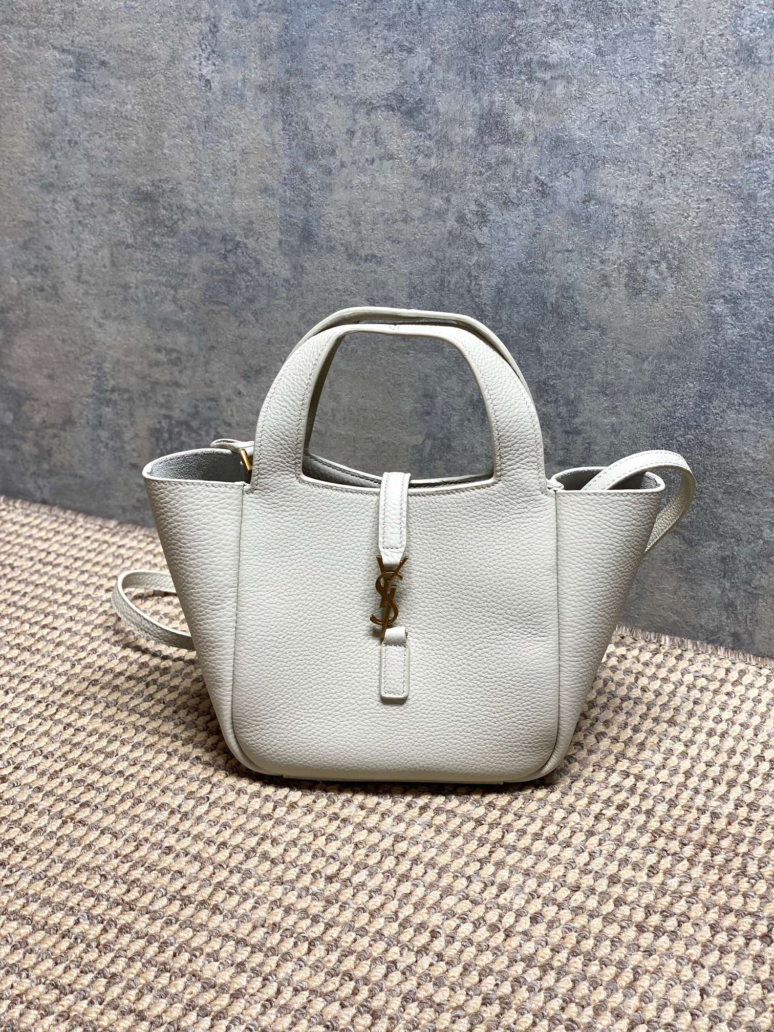 NO:812070,YSL Bea small tote bag has a delicate and wear-resistant feel, and the color combination and metal logo are very recognizable. It has a simple and elegant design, which can be carried on the shoulder or shoulder, and can be worn for commuting and leisure. It has a moderate capacity and can easily hold daily items. It is practical and fashionable!  The Bea series focuses on relaxation and can be easily controlled in the workplace and life. It is one of YSL's most popular models. Size 18x15x13cm Model 872469F68, YSL Saint Laurent grade original leather, saint laurent, saint laurent, totes, Hermes,19860909YSL Bea小号托特包,手感细腻耐磨,配色+金属Logo超有辨识度.简约大气设计,手提肩背都OK,通勤休闲都能搭.容量适中,日常物品轻松装下,实用又时髦！Bea系列主打松弛感,职场生活都能轻松驾驭,是YSL热门款之一. 尺寸18x15x13cm 型号872469F68,YSL圣罗兰特级原厂皮,saint laurent,saint laurent,totes,Hermes,,Bag