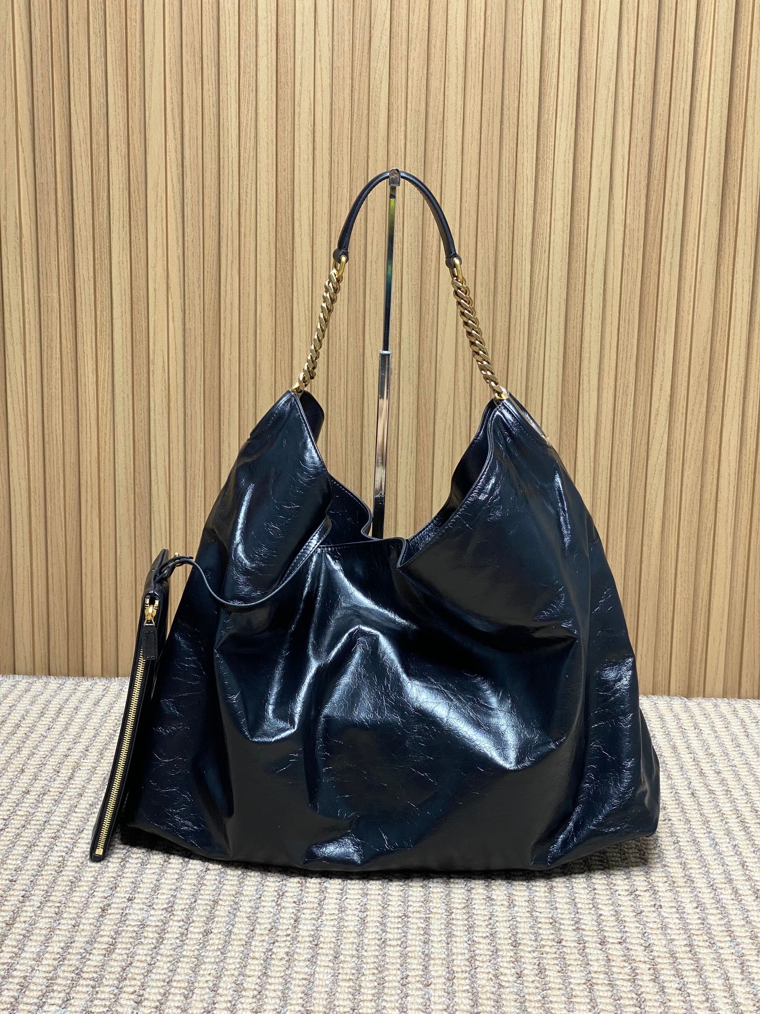 NO:812056,Large size Ysl's latest oil-waxed leather chain Hobo bag, full of luster, soft and durable, full of retro feel. Metal chain shoulder strap design, exquisite and textured, Hobo bag has large capacity, can easily hold notebooks, water bottles and other items for daily commuting. The black color is versatile, the chain adds a sense of fashion, and can be easily held whether in casual or formal wear. It is the first choice for practical and design bags!  Model 871220F size 41×35x15cm, YSL Saint Laurent grade original leather, saint laurent, saint laurent, Hermes,19860909大号 Ysl 最新款 油蜡皮链条Hobo包,光泽感满满,手感柔软又耐用,复古感十足.金属链条肩带设计,精致又有质感,Hobo包型容量大,通勤日常都能轻松装下笔记本、水杯等物品.黑色百搭,链条增添时尚感,无论休闲还是正式穿搭都能轻松hold住,是实用与设计感兼具的包包首选！ 型号871220F 尺寸41×35x15cm,YSL圣罗兰特级原厂皮,saint laurent,saint laurent,Hermes,,Bag