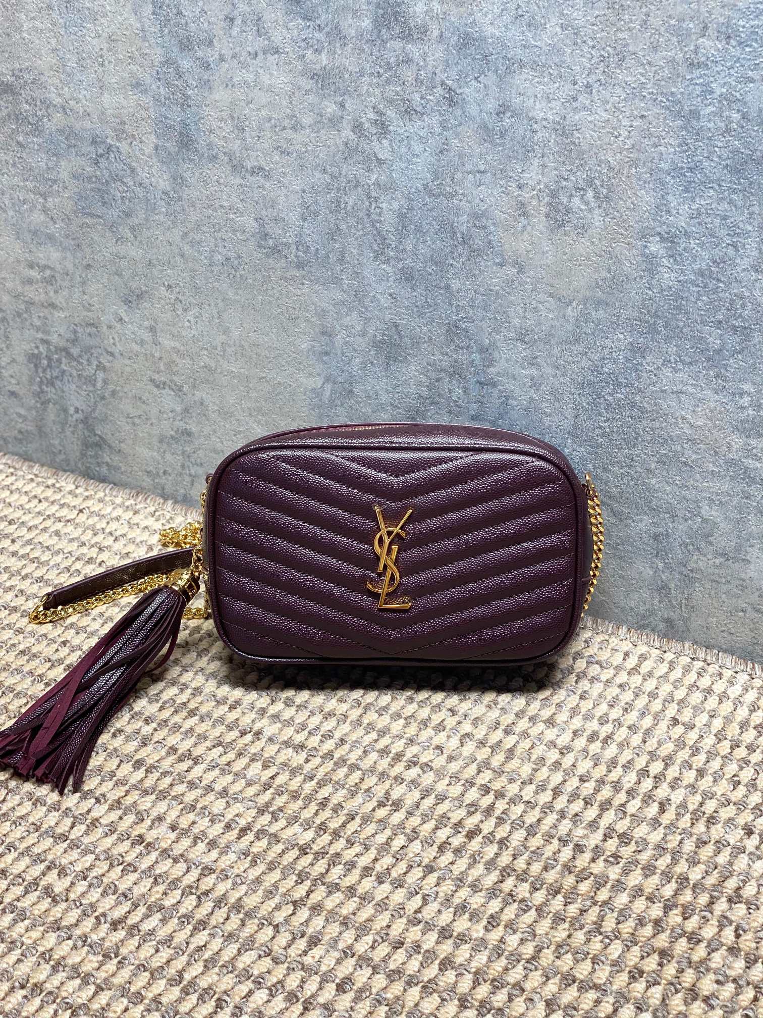 NO:812044,YSL tassel camera bag, LOU series, made of caviar cowhide, wear-resistant and durable, perfect for daily commuting or going out on the street!  Compact and lightweight, with gold chain + tassel design, fashionable and elegant. The interior is all leather, feels great, and has enough capacity to hold mobile phones, cosmetics and other personal belongings. Color combination + YSL gold label, perfect brand recognition, versatile and easy to choose from, practical and good-looking, it is a classic and popular model of Yves Saint Laurent!  Size 18x11x5cm Code 505731, YSL Saint Laurent grade original leather, saint laurent, saint laurent, cowhide, Hermes,19860909YSL流苏相机包,LOU系列,鱼子酱牛皮材质,耐磨耐造,日常通勤或出街都超适合！小巧轻便,金色链条+流苏设计,时髦又优雅.内部全皮,手感超赞,容量能装手机、化妆品等随身物品.配色+YSL金标,品牌辨识度满分,百搭不挑衣服,实用又好看,是圣罗兰经典热门款！ 尺寸18x11x5cm 编码505731,YSL圣罗兰特级原厂皮,saint laurent,saint laurent,cowhide,Hermes,,Bag
