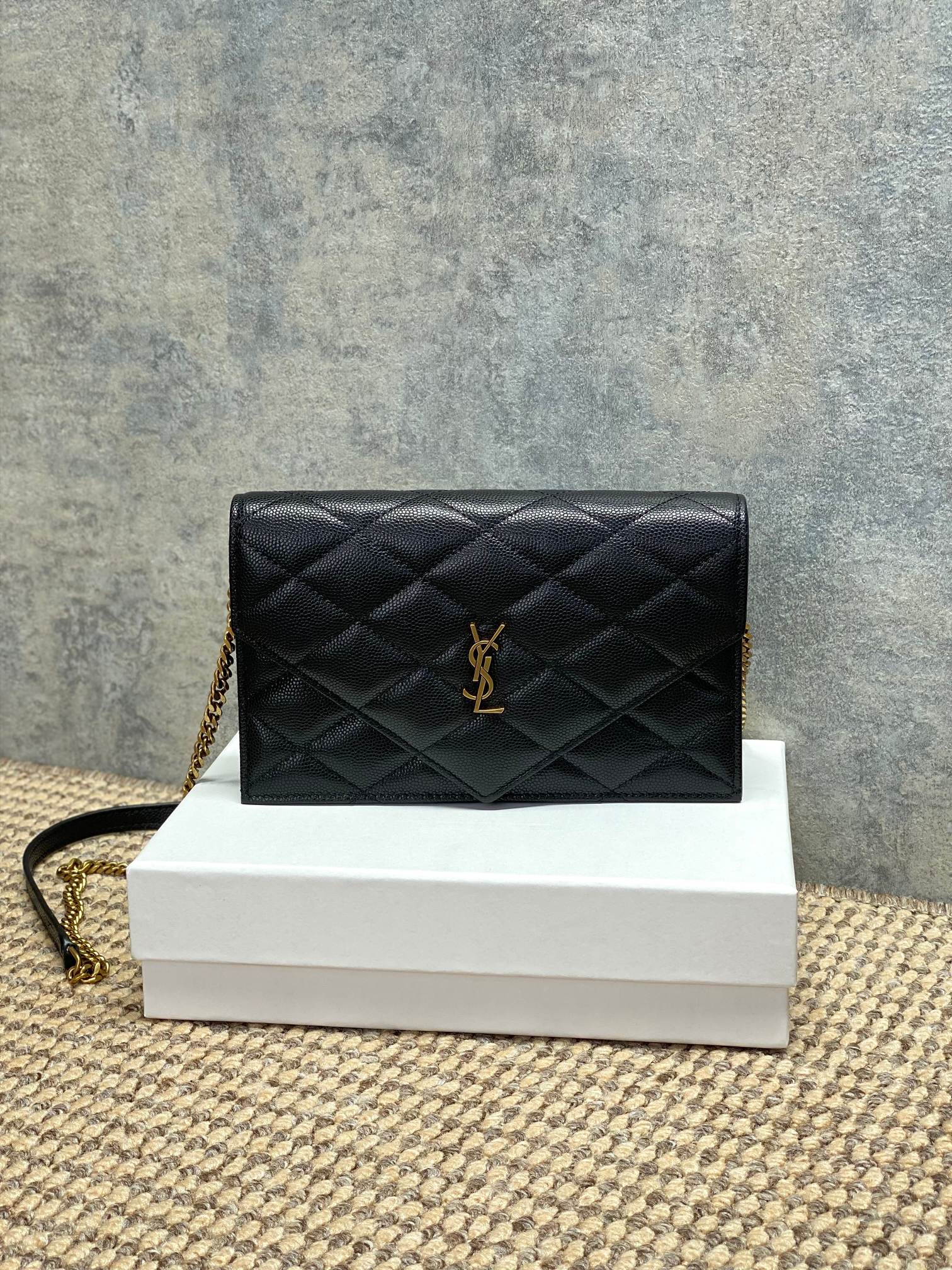 NO:812152,YSL Becky diamond pattern chain bag, ball pattern lambskin + metal chain, simple, elegant and super texture. Diamond pattern quilting technology, matched with YSL metal logo, low-key and exquisite. The chain can be worn on one shoulder or crossbody, with moderate capacity, perfect for commuting and going out on the street!  Lambskin is soft, durable and versatile, and can be easily controlled in all seasons. It has French relaxation. Size 20×13×5cm. Model 871149F, YSL Saint Laurent premium original leather, saint laurent, saint laurent, sheepskin, Hermes,19860909YSL Becky菱格纹链条包,球纹小羊皮+金属链条,简约优雅又超有质感.菱格纹绗缝工艺,搭配YSL金属徽标,低调精致.链条可单肩/斜挎,容量适中,通勤出街都很OK！小羊皮柔软耐用百搭,四季都能轻松驾驭,法式松弛感拿捏住啦 尺寸20×13×5cm 型号871149F,YSL圣罗兰特级原厂皮,saint laurent,saint laurent,sheepskin,Hermes,,Bag