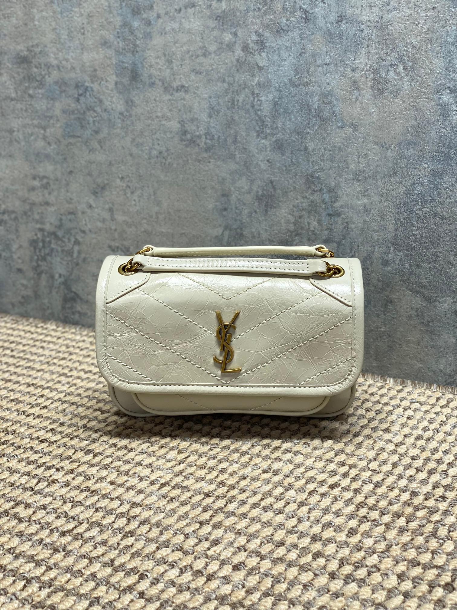 NO:894414,YSL Niki mini handbag, waxed cowhide leather, full of luster, rhombus pattern + metal YSL logo, super recognizable!  It's great for daily commuting and going out on the street. The chain shoulder strap can be carried by hand, on one shoulder, or across the body. It has versatile carrying methods and is very practical. The caramel color is very popular in autumn and winter. It has a great atmosphere when matched with clothes. The internal space is reasonable and daily items can be easily carried. It is a classic and popular model of YSL!  Size 18x12.5x5cm Code 828736, YSL Saint Laurent grade original leather, saint laurent, saint laurent, louis vuitton, cowhide, Hermes,19860909YSL Niki迷你手袋,油蜡牛皮,光泽感满满,菱格纹+金属YSL标志超有辨识度！日常通勤、出街都很OK.链条肩带可手提、单肩、斜挎,背法多变,实用性超强.焦糖色秋冬超火,搭配衣服超有氛围感,内部空间合理,日常物品轻松装下,是YSL家的经典热门款！ 尺寸18x12.5x5cm 编码828736,YSL圣罗兰特级原厂皮,saint laurent,saint laurent,louis vuitton,cowhide,Hermes,,Bag