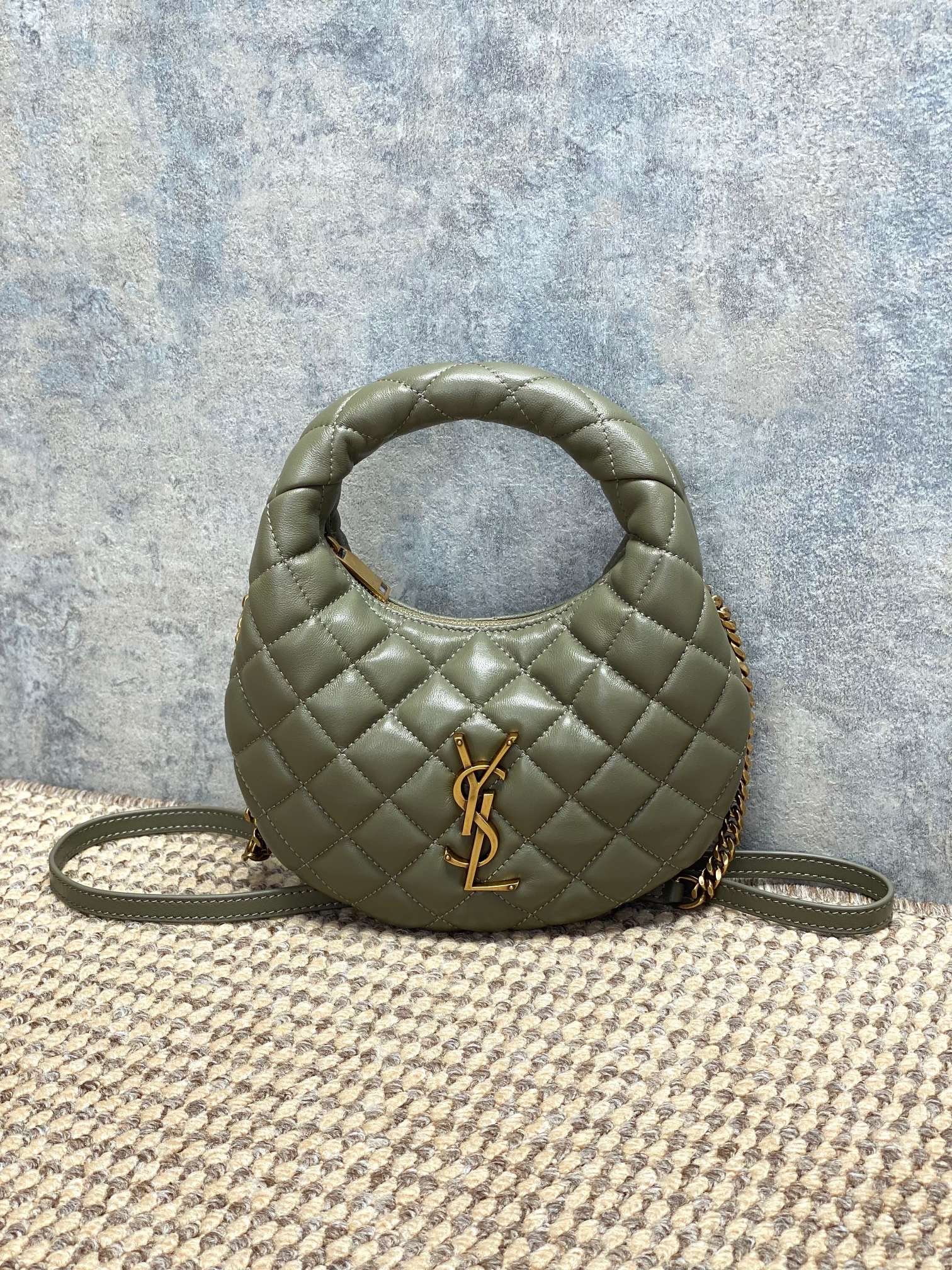 NO:851278,YSL ICARI NO black and gold sheepskin handbag is made of high-quality sheepskin, diamond pattern + metal logo, full of French elegance. Mini Hobo bag shape, suitable for hand-held or cross-body wear, easy to carry on daily trips or dates. The black and gold color is super versatile, and the interior space is small but can hold daily small items, practical and fashionable!  The ICARINO series has been YSL's most popular product in recent years. It is carried by celebrity bloggers and has a strong sense of fashion!  Model 871329 Size 19x12x5cm, YSL Saint Laurent grade original leather, saint laurent, saint laurent, sheepskin, Hermes,19860909YSL ICARI NO黑金羊皮手袋,选用优质羊皮,菱格纹+金属Logo,法式优雅满分.迷你Hobo包型,手提or斜挎都OK,日常出街、约会都能轻松驾驭.黑金配色超百搭,内部空间虽小但能装下日常小物,实用又时髦！ICARINO系列是YSL近年热门,明星博主都在背,时尚感爆棚！ 型号871329 尺寸19x12x5cm,YSL圣罗兰特级原厂皮,saint laurent,saint laurent,sheepskin,Hermes,,Bag