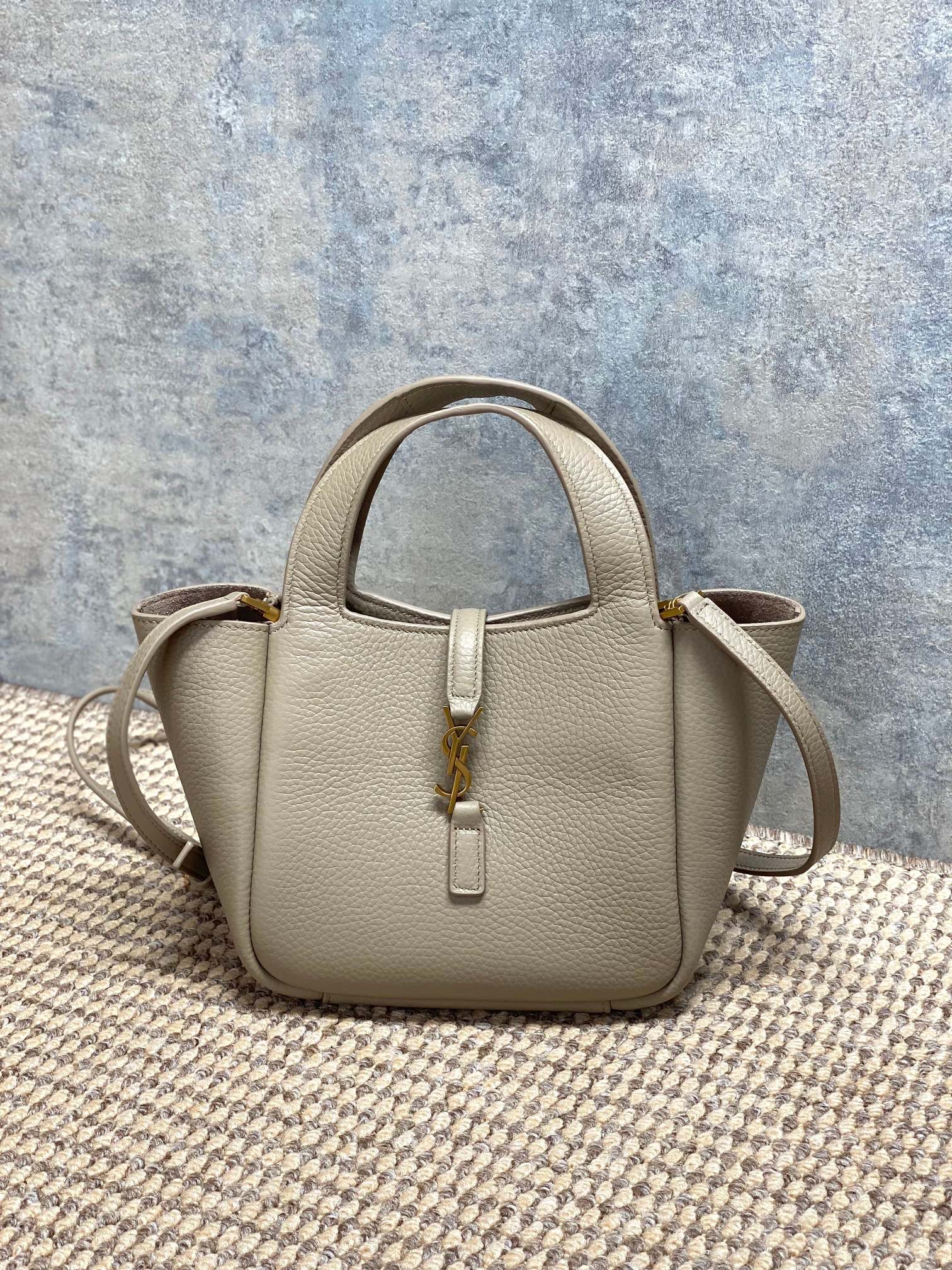 NO:851227,YSL Bea small tote bag is made of soft frosted suede leather, with a delicate and wear-resistant feel. The caramel color scheme + metal logo is very recognizable. It has a simple and elegant design, which can be carried on the shoulder or shoulder, and can be worn for commuting and leisure. It has a moderate capacity and can easily hold daily items. It is practical and fashionable!  The Bea series focuses on relaxation and can be easily controlled in the workplace and life. It is one of YSL's most popular models. Size 18x15x13cm Model 872469F68, YSL Saint Laurent grade original leather, saint laurent, saint laurent, totes, Hermes,19860909YSL Bea小号托特包,选用柔软磨砂反绒皮,手感细腻耐磨,焦糖配色+金属Logo超有辨识度.简约大气设计,手提肩背都OK,通勤休闲都能搭.容量适中,日常物品轻松装下,实用又时髦！Bea系列主打松弛感,职场生活都能轻松驾驭,是YSL热门款之一. 尺寸18x15x13cm 型号872469F68,YSL圣罗兰特级原厂皮,saint laurent,saint laurent,totes,Hermes,,Bag