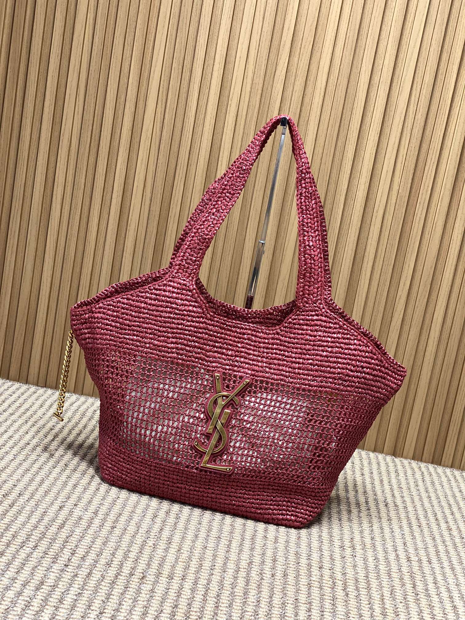 NO:851607,YSL ICARE raffia tote bag, hand-crocheted, natural raffia material, light and breathable, a must-have for spring and summer!  The bag body has hollow embroidery + embossed lace, and is paired with the classic metal YSL logo, which is highly recognizable. It comes with a detachable glasses bag, which is very convenient for storing small items. The large-capacity design can easily hold daily necessities for commuting, vacations, and beaches. It is practical and fashionable, and is a dazzling item for spring and summer wear!  Model 868748 Size: 31/46 x 28 x 15/5cm, YSL Saint Laurent grade original leather, saint laurent, saint laurent, totes, Hermes,19860909YSL ICARE拉菲草托特包,手工钩织,天然拉菲草材质,轻盈透气,春夏必备！包身镂空刺绣+浮雕花边,搭配经典金属YSL标志,辨识度超高.配可拆卸眼镜包,收纳小物超方便.大容量设计,通勤、度假、沙滩都能轻松装下日常用品,实用又时髦,是春夏穿搭的亮眼单品！ 型号868748 尺寸:31/46 x 28 x 15/5cm,YSL圣罗兰特级原厂皮,saint laurent,saint laurent,totes,Hermes,,Bag