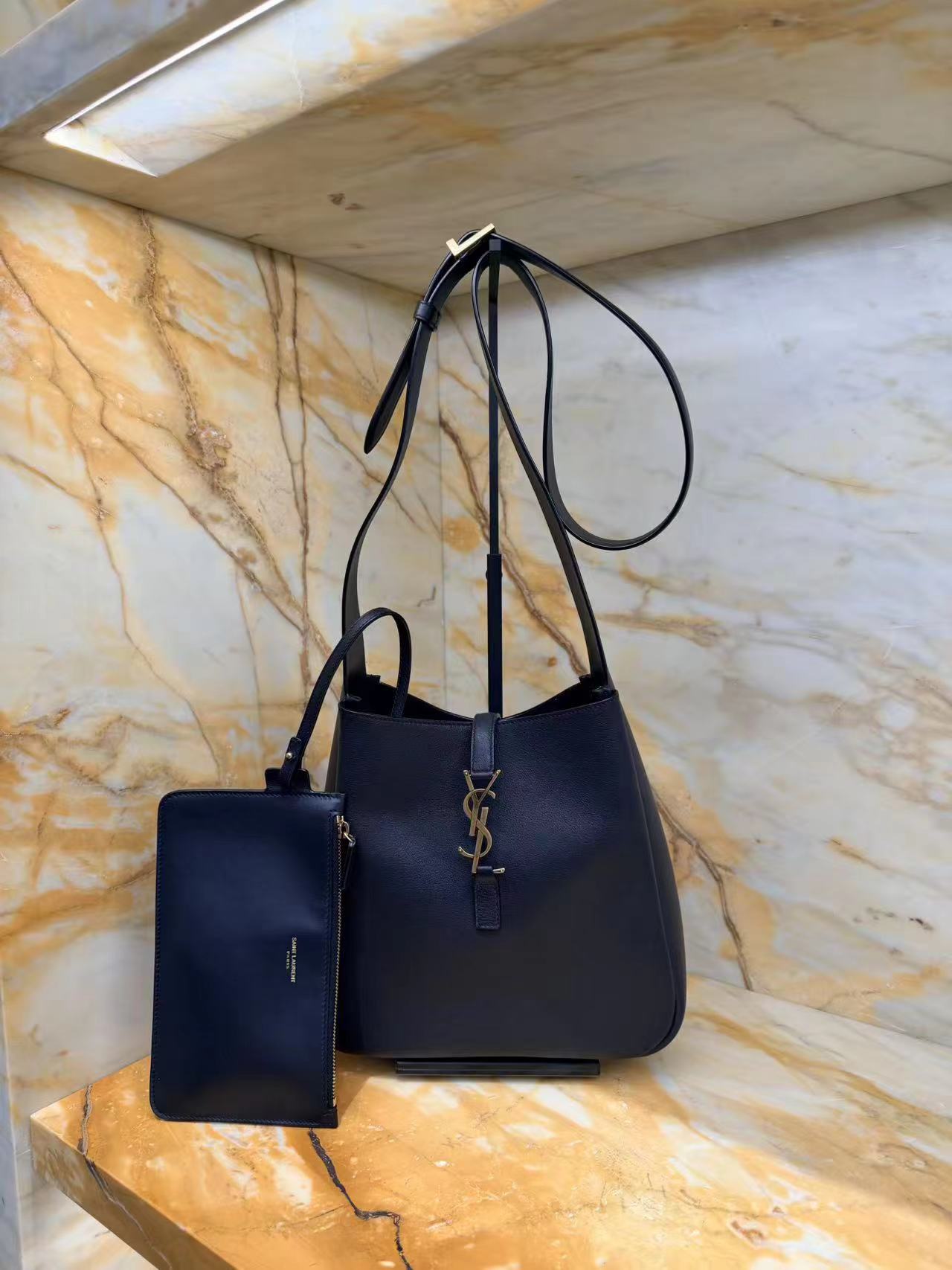 NO:894289,The cross-body version of Hobo is new, made of high-quality cowhide, with a delicate and durable feel, and a metal logo, giving it a full sense of brand. The small design is perfect for daily commuting or traveling. The shoulder strap is adjustable and can be worn on one shoulder or cross-body. The internal space is reasonable and it comes with a small storage bag, which is practical and fashionable!  The black and gold color scheme is classic and versatile, and can easily be worn in various styles. It is one of Saint Laurent's popular items. Model A0021, size 22.5x23x8.5cm, YSL Saint Laurent grade original leather, saint laurent, saint laurent, cowhide, Hermes,19860909斜挎版的Hobo上新,选用优质牛皮,手感细腻耐用,搭配金属Logo,品牌感满满.小号设计,日常通勤或出行都超适合,肩带可调节,单肩斜挎随心切换.内部空间合理,附小收纳袋,实用又时髦！黑金配色经典百搭,轻松hold住各种穿搭风格,是圣罗兰热门单品之一. 型号A0021 尺寸22.5x23x8.5cm,YSL圣罗兰特级原厂皮,saint laurent,saint laurent,cowhide,Hermes,,Bag