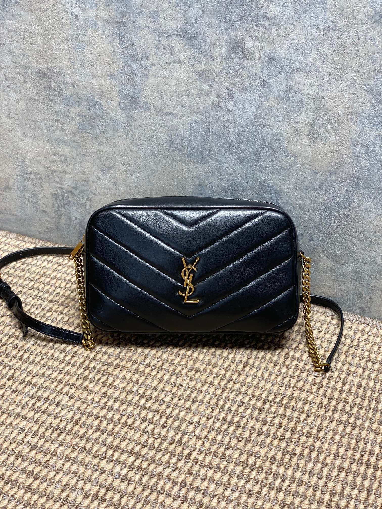 NO:851576,YSL's new LouLou camera bag, black sheepskin + gold chain, simple and highly recognizable!  V-shaped quilted texture + YSL metal logo, perfect texture. The size is just right, suitable for commuting and going out on the street, and can be worn on one shoulder or cross-body. The internal space is reasonable, and daily small items can be easily loaded. It is practical and fashionable. It is a versatile artifact for work or leisure wear!  Model 23x14x6cm Model 869468, YSL Saint Laurent grade original leather, saint laurent, saint laurent, sheepskin, Hermes,19860909YSL 新款LouLou相机包,黑色羊皮+金色链条,简约又超有辨识度！V字绗缝纹理+YSL金属Logo,质感满分.尺寸刚好,通勤、出街都OK,单肩斜挎随心切换.内部空间合理,日常小物轻松装下,实用又时髦,是职场or休闲穿搭的百搭神器！ 型号23x14x6cm 型号869468,YSL圣罗兰特级原厂皮,saint laurent,saint laurent,sheepskin,Hermes,,Bag