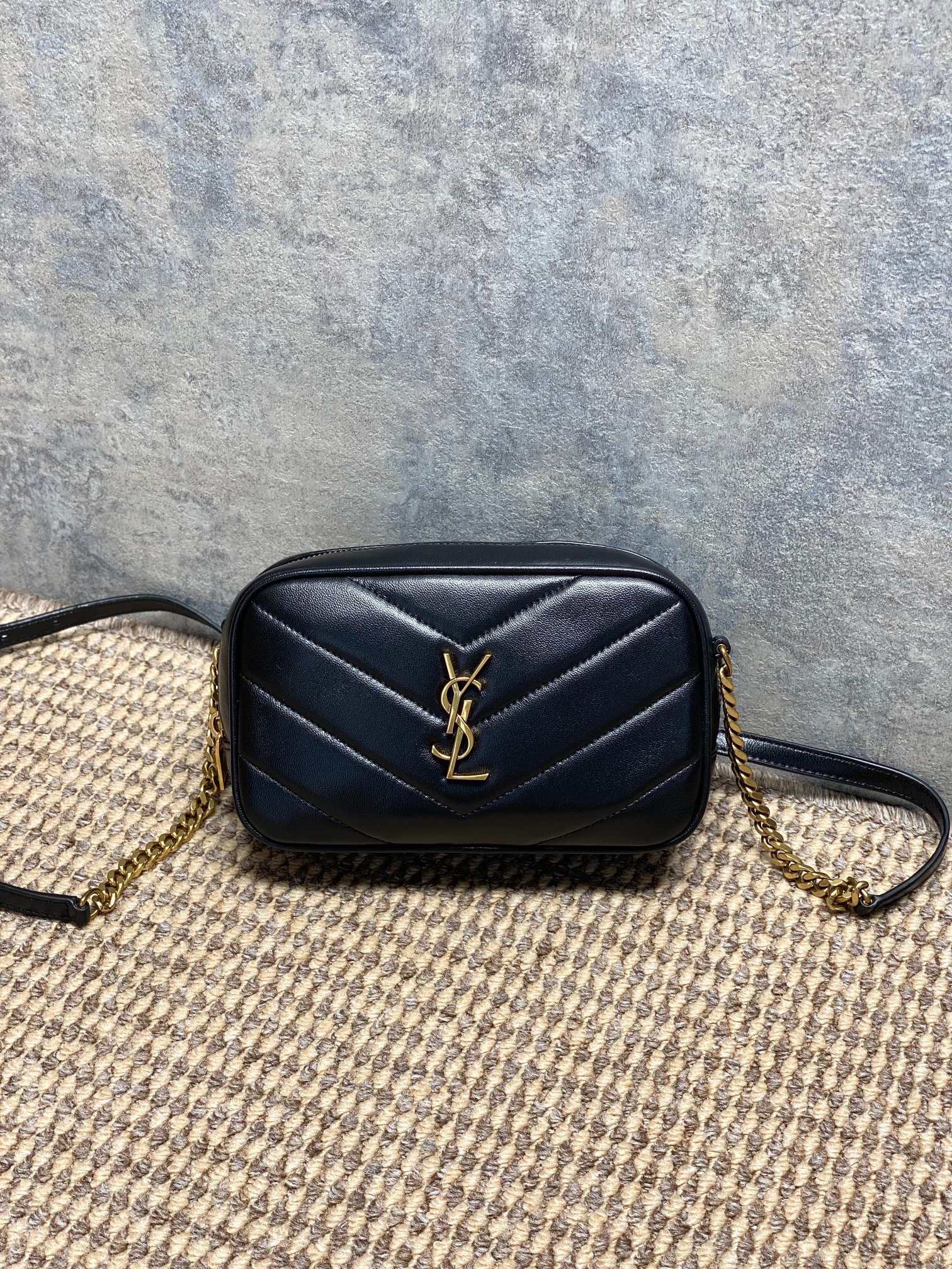 NO:851587,YSL's new LouLou camera bag, milk tea sheepskin + gold chain, simple and highly recognizable!  V-shaped quilted texture + YSL metal logo, perfect texture. The size is just right, suitable for commuting and going out on the street, and can be worn on one shoulder or cross-body. The internal space is reasonable, and daily small items can be easily loaded. It is practical and fashionable. It is a versatile artifact for work or leisure wear!  Model 18.5x11.5x5cm Model 869816, YSL Saint Laurent grade original leather, saint laurent, saint laurent, sheepskin, Hermes,19860909YSL 新款LouLou相机包,奶茶色羊皮+金色链条,简约又超有辨识度！V字绗缝纹理+YSL金属Logo,质感满分.尺寸刚好,通勤、出街都OK,单肩斜挎随心切换.内部空间合理,日常小物轻松装下,实用又时髦,是职场or休闲穿搭的百搭神器！ 型号18.5x11.5x5cm 型号869816,YSL圣罗兰特级原厂皮,saint laurent,saint laurent,sheepskin,Hermes,,Bag