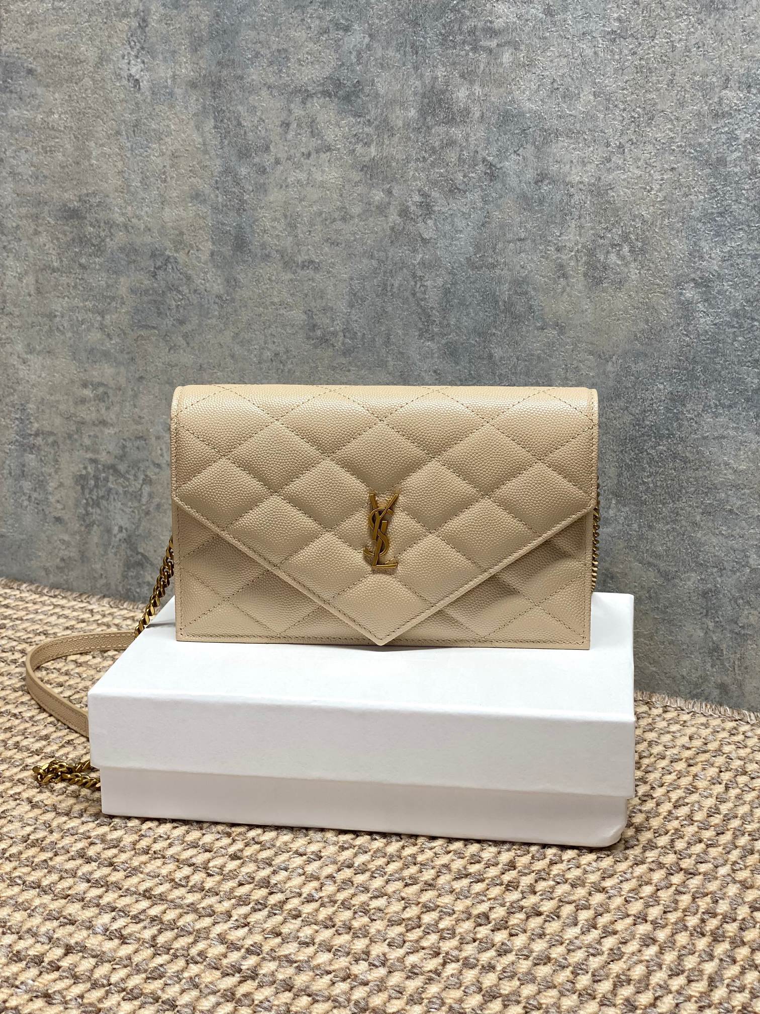 NO:919341,YSL Becky diamond pattern chain bag, ball pattern lambskin + metal chain, simple, elegant and super texture. Diamond pattern quilting technology, matched with YSL metal logo, low-key and exquisite. The chain can be worn on one shoulder or crossbody, with moderate capacity, perfect for commuting and going out on the street!  Lambskin is soft, durable and versatile, and can be easily controlled in all seasons. It has French relaxation. Size 20×13×5cm. Model 871149F, YSL Saint Laurent premium original leather, saint laurent, saint laurent, sheepskin, Hermes,19860909YSL Becky菱格纹链条包,球纹小羊皮+金属链条,简约优雅又超有质感.菱格纹绗缝工艺,搭配YSL金属徽标,低调精致.链条可单肩/斜挎,容量适中,通勤出街都很OK！小羊皮柔软耐用百搭,四季都能轻松驾驭,法式松弛感拿捏住啦 尺寸20×13×5cm 型号871149F,YSL圣罗兰特级原厂皮,saint laurent,saint laurent,sheepskin,Hermes,,Bag