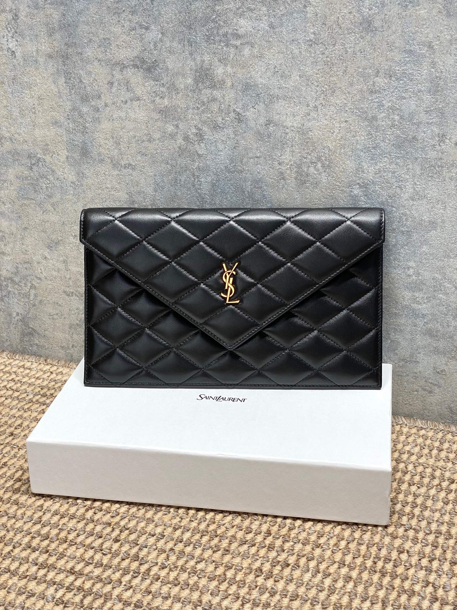 NO:851612,YSL rhombus hand-held envelope bag is made of delicate lambskin, with a delicate and high-end texture. The color combination and metal logo are highly recognizable. The envelope-style design is simple and elegant, and can be easily used for daily commuting and dating. Practical and fashionable, it is a YSL classic series. It is versatile and can easily enhance the texture of your outfit. Size 27x16x2cm Code 565739, YSL Saint Laurent premium original leather, saint laurent, saint  laurent,sheepskin,hermes,19860909YSL菱格手拿信封包,采用细腻小羊皮,质感细腻又高级.配色+金属Logo,辨识度超高,信封式设计简约大气,日常通勤、约会都能轻松驾驭.实用又时髦,是YSL经典系列,百搭不挑风格,轻松提升穿搭质感. 尺寸27x16x2cm 编码565739,YSL圣罗兰特级原厂皮,saint laurent,saint laurent,sheepskin,Hermes,,Bag