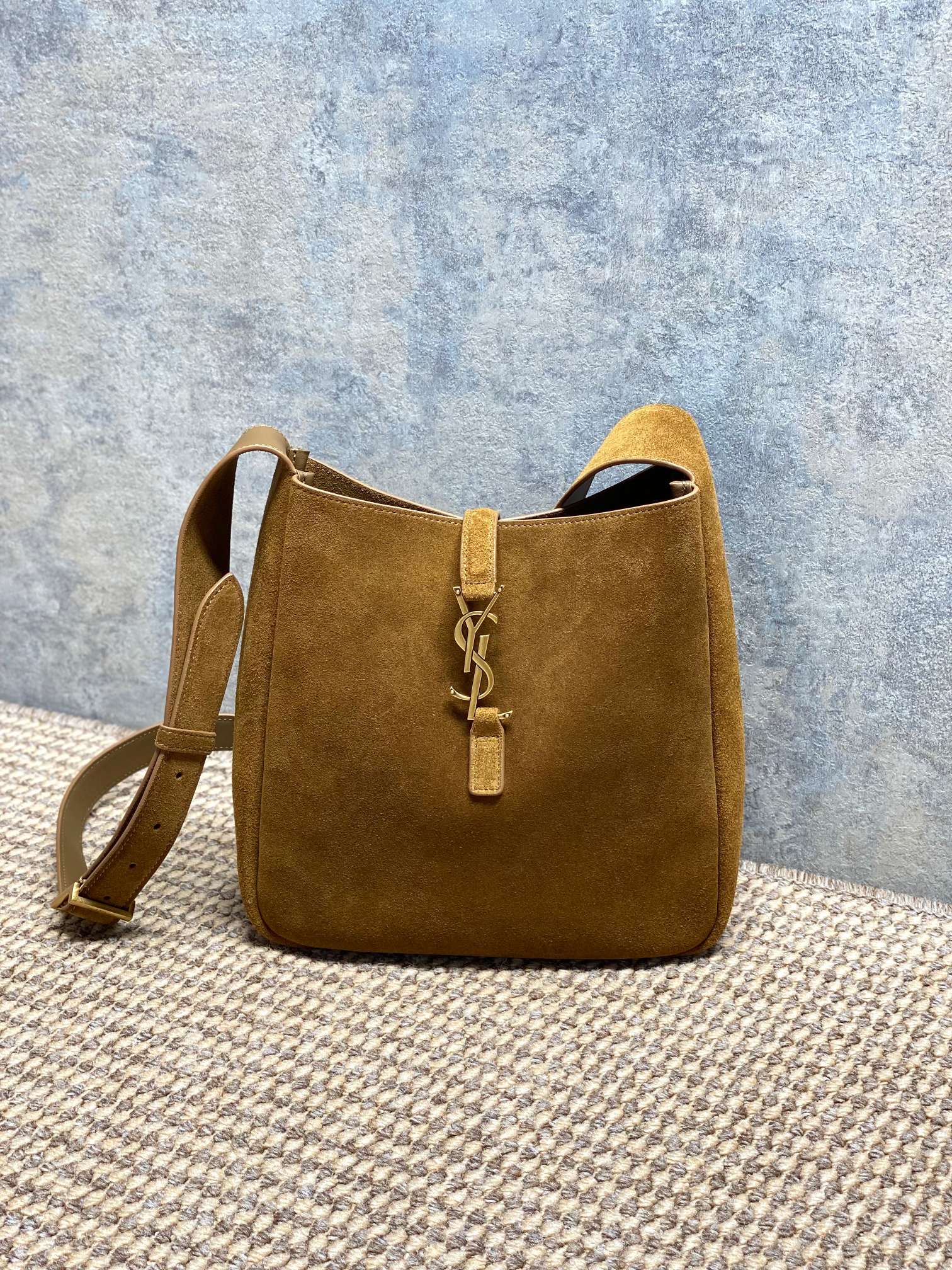 NO:851701,The cross-body version of Hobo is new, made of high-quality cowhide, with a delicate and durable feel, and a metal logo, giving it a full sense of brand. The small design is perfect for daily commuting or traveling. The shoulder strap is adjustable and can be worn on one shoulder or cross-body. The internal space is reasonable and it comes with a small storage bag, which is practical and fashionable!  The black and gold color scheme is classic and versatile, and can easily be worn in various styles. It is one of Saint Laurent's popular items. Model A00211, size 22.5x23x8.5cm, YSL Saint Laurent grade original leather, saint laurent, saint laurent, cowhide, Hermes,19860909斜挎版的Hobo上新,选用优质牛皮,手感细腻耐用,搭配金属Logo,品牌感满满.小号设计,日常通勤或出行都超适合,肩带可调节,单肩斜挎随心切换.内部空间合理,附小收纳袋,实用又时髦！黑金配色经典百搭,轻松hold住各种穿搭风格,是圣罗兰热门单品之一. 型号A00211 尺寸22.5x23x8.5cm,YSL圣罗兰特级原厂皮,saint laurent,saint laurent,cowhide,Hermes,,Bag