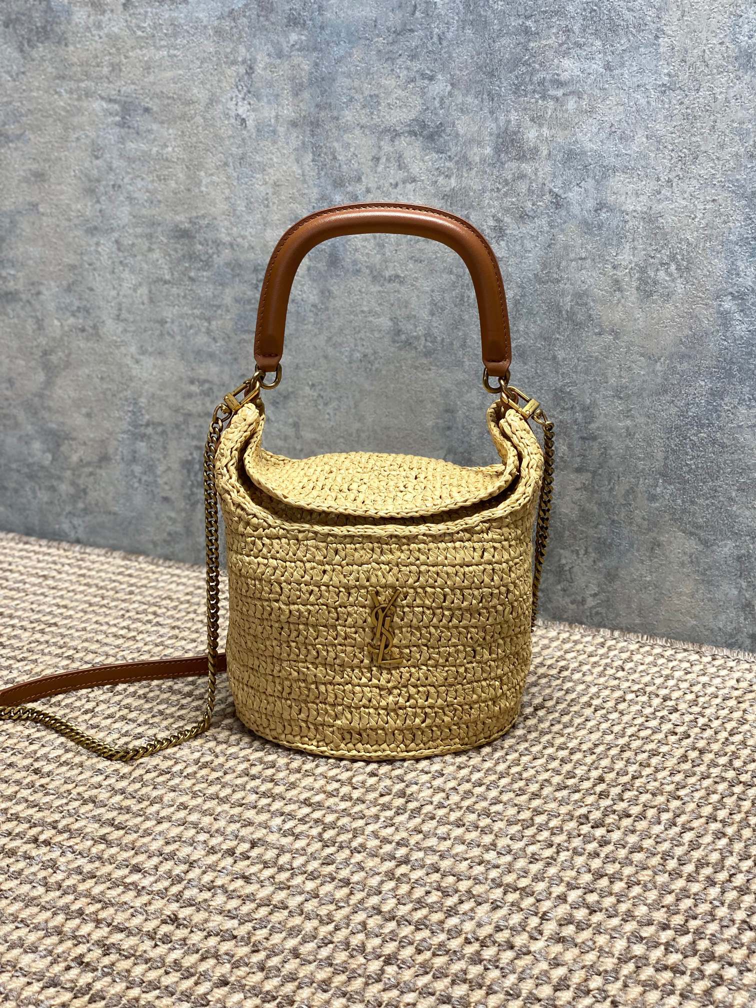 NO:851551,YSL Gaby series new bucket bag straw chain bag, natural straw material + brown leather shoulder strap, metal chain embellishment, light and textured. The YSL metal logo on the front is very recognizable, simple and elegant. The bucket-shaped bag has a moderate capacity, suitable for daily travel and vacation!  The straw material is breathable, and the back is super comfortable in summer. Pair it with a dress or casual wear, and you can easily get a French elegant atmosphere~ Size 19x17x15cm Code 763961, YSL Saint Laurent grade original leather, saint laurent, saint laurent, espadrilles, skirts, Hermes,19860909YSL Gaby系列新出水桶包草编链条包,天然草编材质+棕色皮革肩带,金属链条点缀,轻盈又有质感.正面YSL金属Logo超有辨识度,简约大气.桶状包型容量适中,日常出行、度假都很适合！草编材质透气,夏天背超舒服,搭配连衣裙或休闲装,轻松get法式优雅氛围感～ 尺寸19x17x15cm 编码763961,YSL圣罗兰特级原厂皮,saint laurent,saint laurent,espadrilles,skirts,Hermes,,Bag