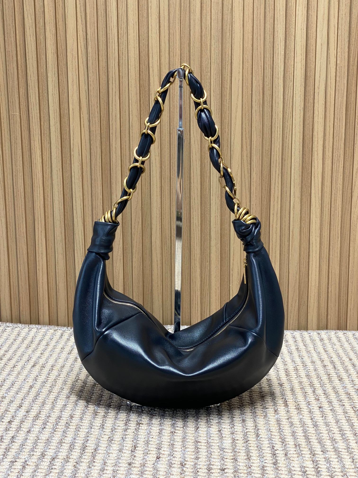 NO:851560,YSL Amalia croissant bag, medium size, uses sheepskin and metal chain shoulder strap, simple and highly recognizable!  The crescent-shaped design is lazy and casual, with moderate capacity, which is suitable for commuting and going out on the street. The chain shoulder strap is adjustable and looks good when carried under the arm or across the body. The leather is soft and lightweight, practical and fashionable. It is a popular item in the Yves Saint Laurent 25 Spring series, with full marks for fashion sense!  Size 44x19.5x2cm Model 873162, YSL Saint Laurent grade original leather, saint laurent, saint laurent, sheepskin, Hermes,19860909YSL Amalia牛角包 中号 ,采用羊皮一金属链条肩带,简约又超有辨识度！新月形设计慵懒随性,容量适中,通勤出街都很OK链条肩带可调节,腋下背or斜挎都好看,皮革柔软轻便,实用又时髦,是圣罗兰25Spring系列的热门单品,时尚感满分！ 尺寸44x19.5x2cm 型号873162,YSL圣罗兰特级原厂皮,saint laurent,saint laurent,sheepskin,Hermes,,Bag