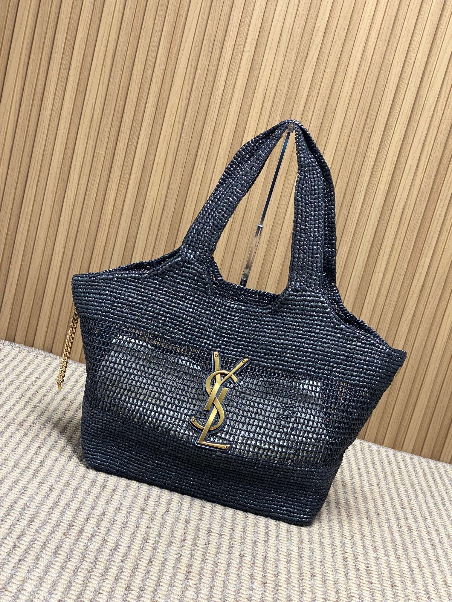 NO:851615,YSL ICARE raffia tote bag, hand-crocheted, natural raffia material, light and breathable, a must-have for spring and summer!  The bag body has hollow embroidery + embossed lace, and is paired with the classic metal YSL logo, which is highly recognizable. It comes with a detachable glasses bag, which is very convenient for storing small items. The large-capacity design can easily hold daily necessities for commuting, vacations, and beaches. It is practical and fashionable, and is a dazzling item for spring and summer wear!  Model 868748 Size: 31/46 x 28 x 15/5cm, YSL Saint Laurent grade original leather, saint laurent, saint laurent, totes, Hermes,19860909YSL ICARE拉菲草托特包,手工钩织,天然拉菲草材质,轻盈透气,春夏必备！包身镂空刺绣+浮雕花边,搭配经典金属YSL标志,辨识度超高.配可拆卸眼镜包,收纳小物超方便.大容量设计,通勤、度假、沙滩都能轻松装下日常用品,实用又时髦,是春夏穿搭的亮眼单品！ 型号868748 尺寸:31/46 x 28 x 15/5cm,YSL圣罗兰特级原厂皮,saint laurent,saint laurent,totes,Hermes,,Bag