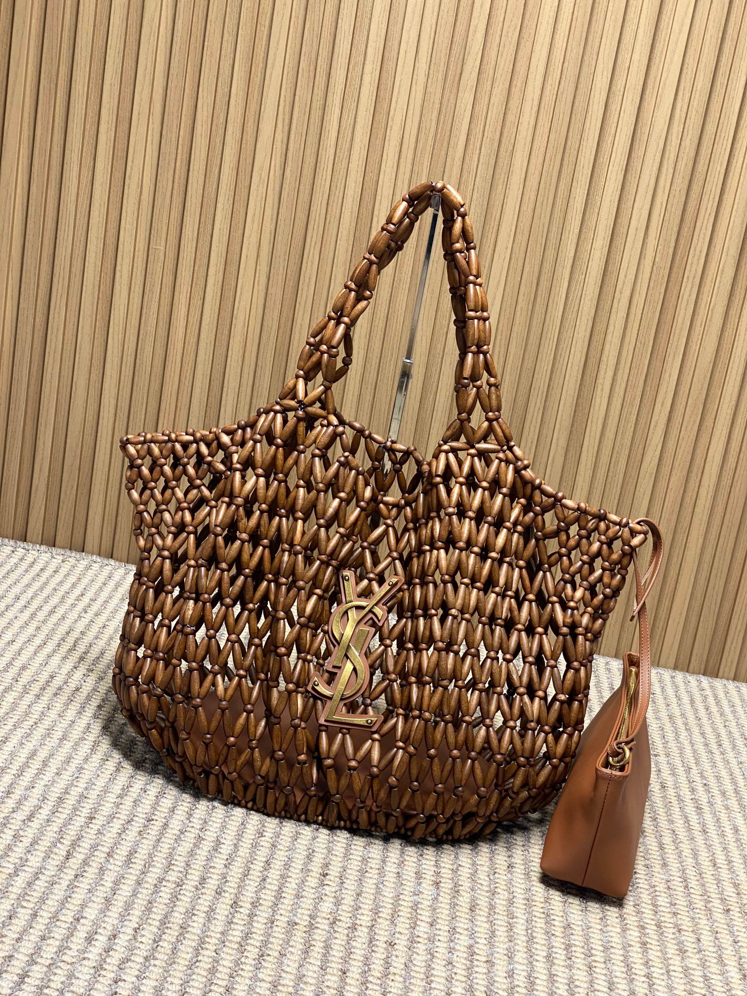 NO:851624,YSL's bamboo woven tote bag is made of imitation bamboo material, hand-woven, light and natural. The metal YSL logo on the front is very recognizable, and the large-capacity design can hold daily items for commuting and vacation. The unlined structure is breathable and fashionable, and it is perfect for casual or holiday style wear in summer!  Model 698651F85 size 38 (58) x43x8cm, YSL Saint Laurent grade original leather, saint laurent, saint laurent, totes, Hermes,19860909YSL这款竹节编织托特包,采用仿竹节材质,手工编织,轻盈又有自然感.正面金属YSL标志超有辨识度,大容量设计,通勤、度假都能装下日常物品.无衬里结构,透气又时髦,夏天搭配休闲或度假风穿搭都很出彩！ 型号698651F85 尺寸38（58）x43x8cm,YSL圣罗兰特级原厂皮,saint laurent,saint laurent,totes,Hermes,,Bag