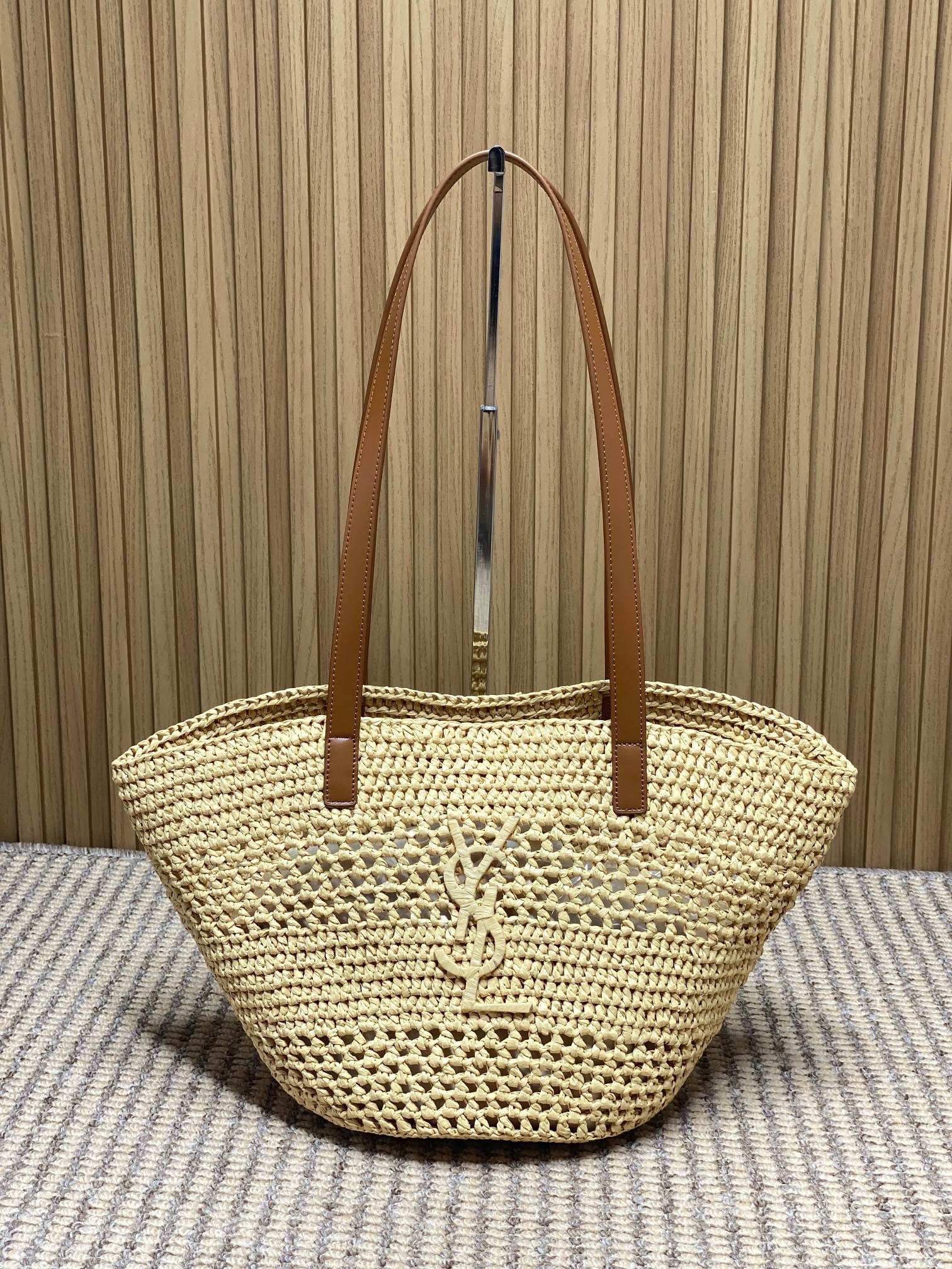 NO:851635,Yves Saint Laurent Panier small straw shopping bag, made of raffia + brown leather handle, full of French elegance!  The YSL woven logo on the front is super recognizable. The size is suitable for daily commuting and vacation, and it can hold sunscreen, sun hat and other small items. The straw texture has a summer atmosphere, and it looks great with dresses or casual wear, making it easy to create a relaxed look. Model 868565F65, size 22-44x22x22cm, YSL Saint Laurent grade original leather, saint laurent, saint  laurent,espadrilles,skirts,hats,Hermes,19860909圣罗兰Panier小号草编购物袋,拉菲草材质+棕色皮革手柄,法式优雅感满满！正面YSL编织Logo超有辨识度.尺寸适中,日常通勤、度假都能装下防晒霜、遮阳帽等小物.草编纹理自带夏日氛围,搭配连衣裙或休闲装都很出片,轻松打造松弛感穿搭. 型号868565F65 尺寸22-44x22x22cm,YSL圣罗兰特级原厂皮,saint laurent,saint laurent,espadrilles,skirts,hats,Hermes,,Bag