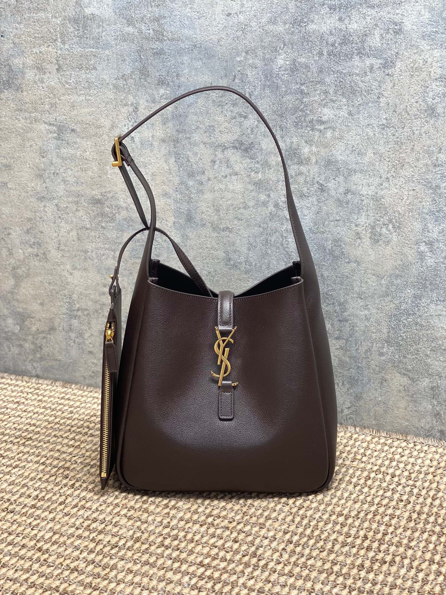 NO:851648,YSL's modified Hobo armpit bag, black first-layer cowhide + gold logo, simple and high-end. The shoulder strap is adjustable, suitable for single shoulder or handbag, and can be worn for commuting and leisure. There are compartments and zipper bags inside, which are super convenient for storage!  The leather is soft and light, the capacity is moderate, and daily necessities can be easily packed. Paired with the DuPont paper liner bag, the bottom is more stable and the space is tidier. It is practical and fashionable. It is a classic and popular model of YSL!  Size 22x22x10 cm Code 850533, YSL Saint Laurent grade original leather, saint laurent, saint laurent, cowhide, Hermes,19860909YSL 改版 Hobo腋下包,黑色头层牛皮+金色Logo,简约又高级.肩带可调节,单肩/手提都OK,通勤休闲都能搭.内部有隔层和拉链袋,收纳超方便！皮质柔软轻盈,容量适中,日常用品轻松装下.搭配杜邦纸内胆包,底部更稳,空间更整洁,实用又时髦,是YSL经典热门款！ 尺寸22x22x10 cm 编码850533,YSL圣罗兰特级原厂皮,saint laurent,saint laurent,cowhide,Hermes,,Bag