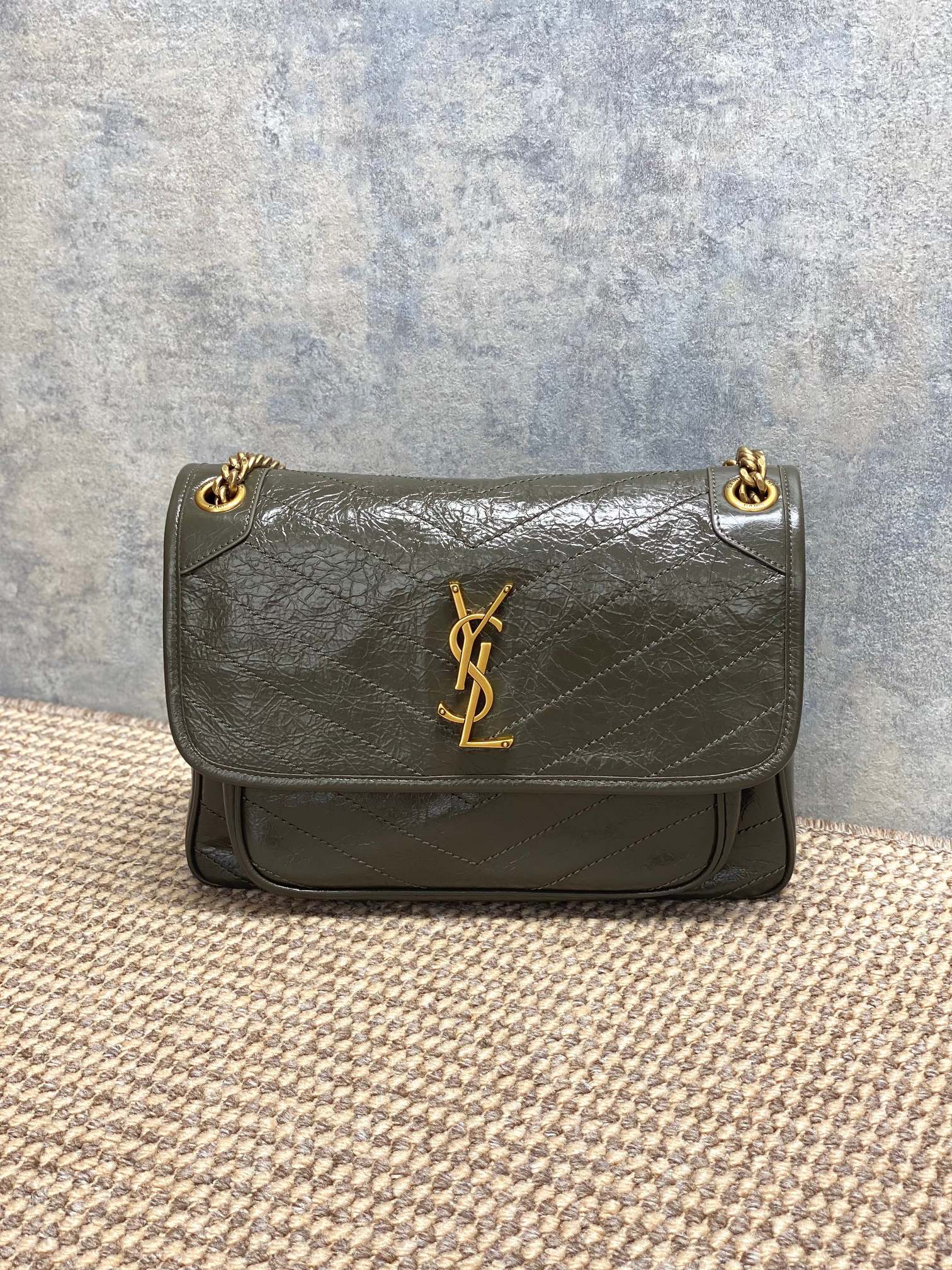NO:851658,YSL Niki medium handbag, oil-waxed cowhide, full of luster, diamond pattern + metal YSL logo is super recognizable!  It's great for daily commuting and going out on the street. The chain shoulder strap can be carried by hand, on one shoulder, or across the body. It has versatile carrying methods and is very practical. The caramel color is very popular in autumn and winter. It has a great atmosphere when matched with clothes. The internal space is reasonable and daily items can be easily carried. It is a classic and popular model of YSL!  Size 28×8×20cm Code 498894, YSL Saint Laurent grade original leather, saint laurent, saint laurent, louis vuitton, cowhide, Hermes,19860909YSL Niki中号手袋,油蜡牛皮,光泽感满满,菱格纹+金属YSL标志超有辨识度！日常通勤、出街都很OK.链条肩带可手提、单肩、斜挎,背法多变,实用性超强.焦糖色秋冬超火,搭配衣服超有氛围感,内部空间合理,日常物品轻松装下,是YSL家的经典热门款！ 尺寸28×8×20cm 编码498894,YSL圣罗兰特级原厂皮,saint laurent,saint laurent,louis vuitton,cowhide,Hermes,,Bag