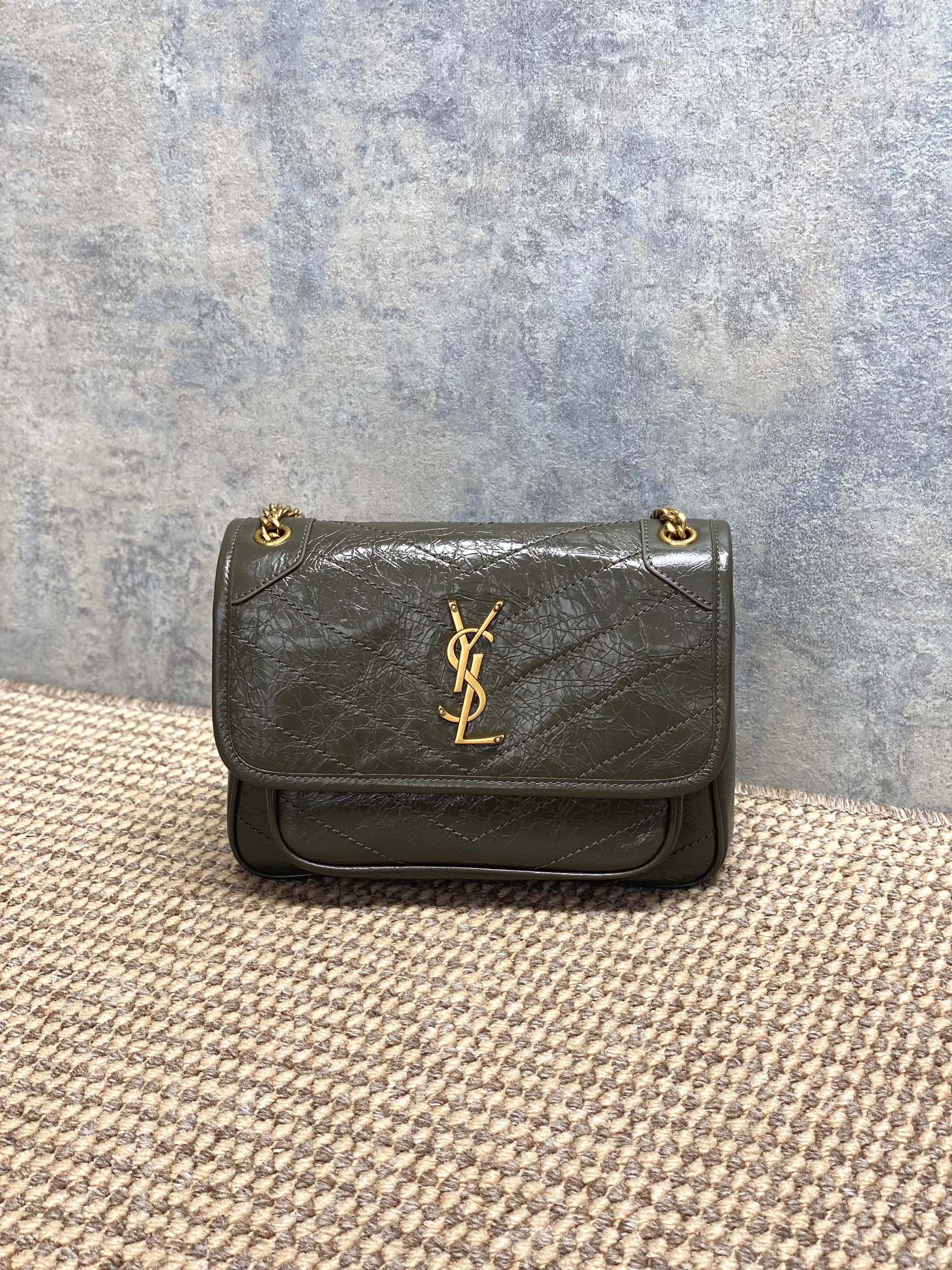 NO:851670,YSL Niki medium handbag, oil-waxed cowhide, full of luster, diamond pattern + metal YSL logo is super recognizable!  It's great for daily commuting and going out on the street. The chain shoulder strap can be carried by hand, on one shoulder, or across the body. It has versatile carrying methods and is very practical. The caramel color is very popular in autumn and winter. It has a great atmosphere when matched with clothes. The internal space is reasonable and daily items can be easily carried. It is a classic and popular model of YSL!  Size 22×16×12cm Code 498892 #533037, YSL Saint Laurent grade original leather, saint laurent, saint laurent, louis vuitton, cowhide, Hermes,19860909YSL Niki中号手袋,油蜡牛皮,光泽感满满,菱格纹+金属YSL标志超有辨识度！日常通勤、出街都很OK.链条肩带可手提、单肩、斜挎,背法多变,实用性超强.焦糖色秋冬超火,搭配衣服超有氛围感,内部空间合理,日常物品轻松装下,是YSL家的经典热门款！ 尺寸22×16×12cm 编码498892 #533037,YSL圣罗兰特级原厂皮,saint laurent,saint laurent,louis vuitton,cowhide,Hermes,,Bag