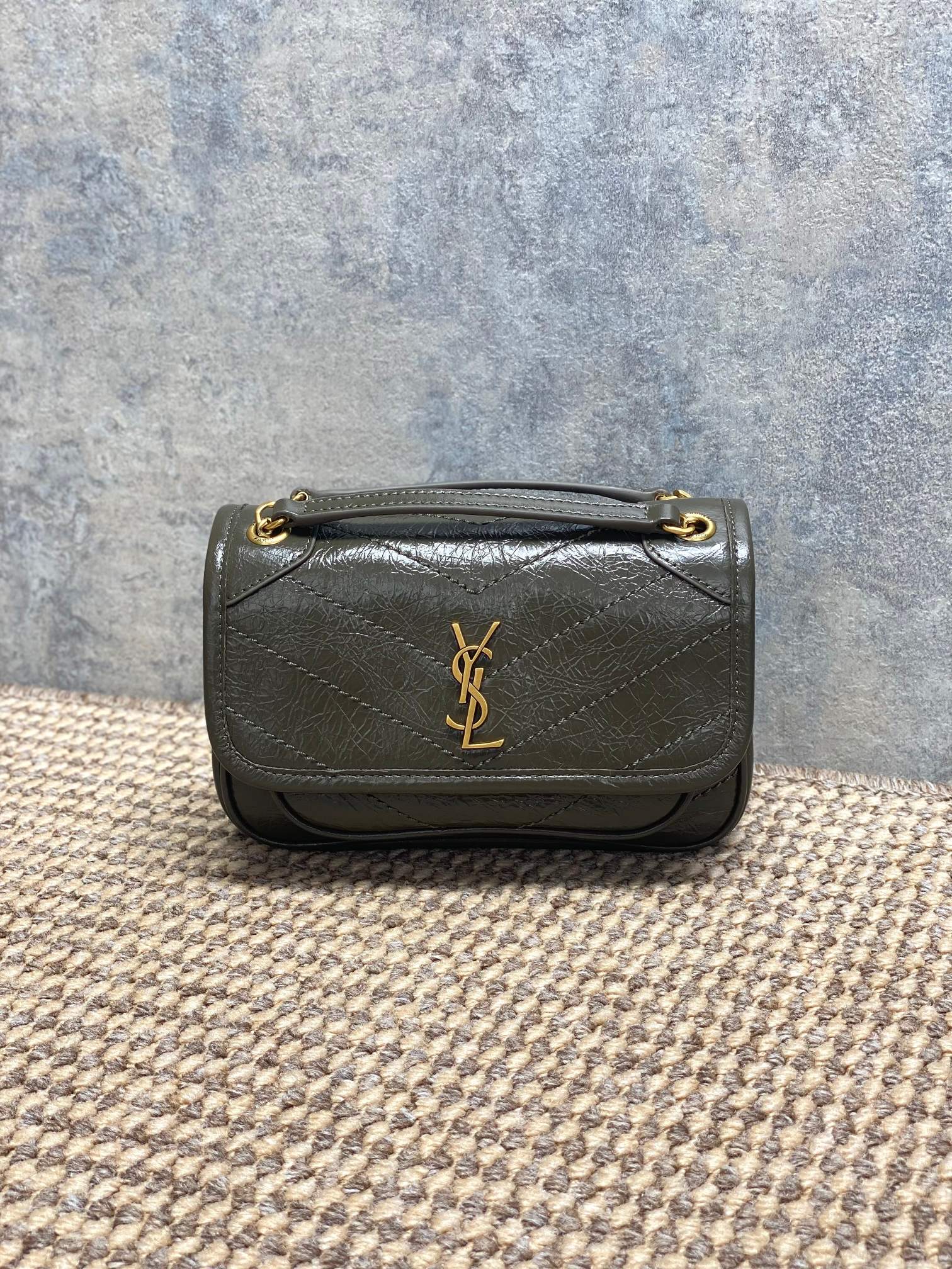 NO:851680,YSL Niki mini handbag, waxed cowhide leather, full of luster, rhombus pattern + metal YSL logo, super recognizable!  It's great for daily commuting and going out on the street. The chain shoulder strap can be carried by hand, on one shoulder, or across the body. It has versatile carrying methods and is very practical. The caramel color is very popular in autumn and winter. It has a great atmosphere when matched with clothes. The internal space is reasonable and daily items can be easily carried. It is a classic and popular model of YSL!  Size 18x12.5x5cm Code 828736, YSL Saint Laurent grade original leather, saint laurent, saint laurent, louis vuitton, cowhide, Hermes,19860909YSL Niki迷你手袋,油蜡牛皮,光泽感满满,菱格纹+金属YSL标志超有辨识度！日常通勤、出街都很OK.链条肩带可手提、单肩、斜挎,背法多变,实用性超强.焦糖色秋冬超火,搭配衣服超有氛围感,内部空间合理,日常物品轻松装下,是YSL家的经典热门款！ 尺寸18x12.5x5cm 编码828736,YSL圣罗兰特级原厂皮,saint laurent,saint laurent,louis vuitton,cowhide,Hermes,,Bag
