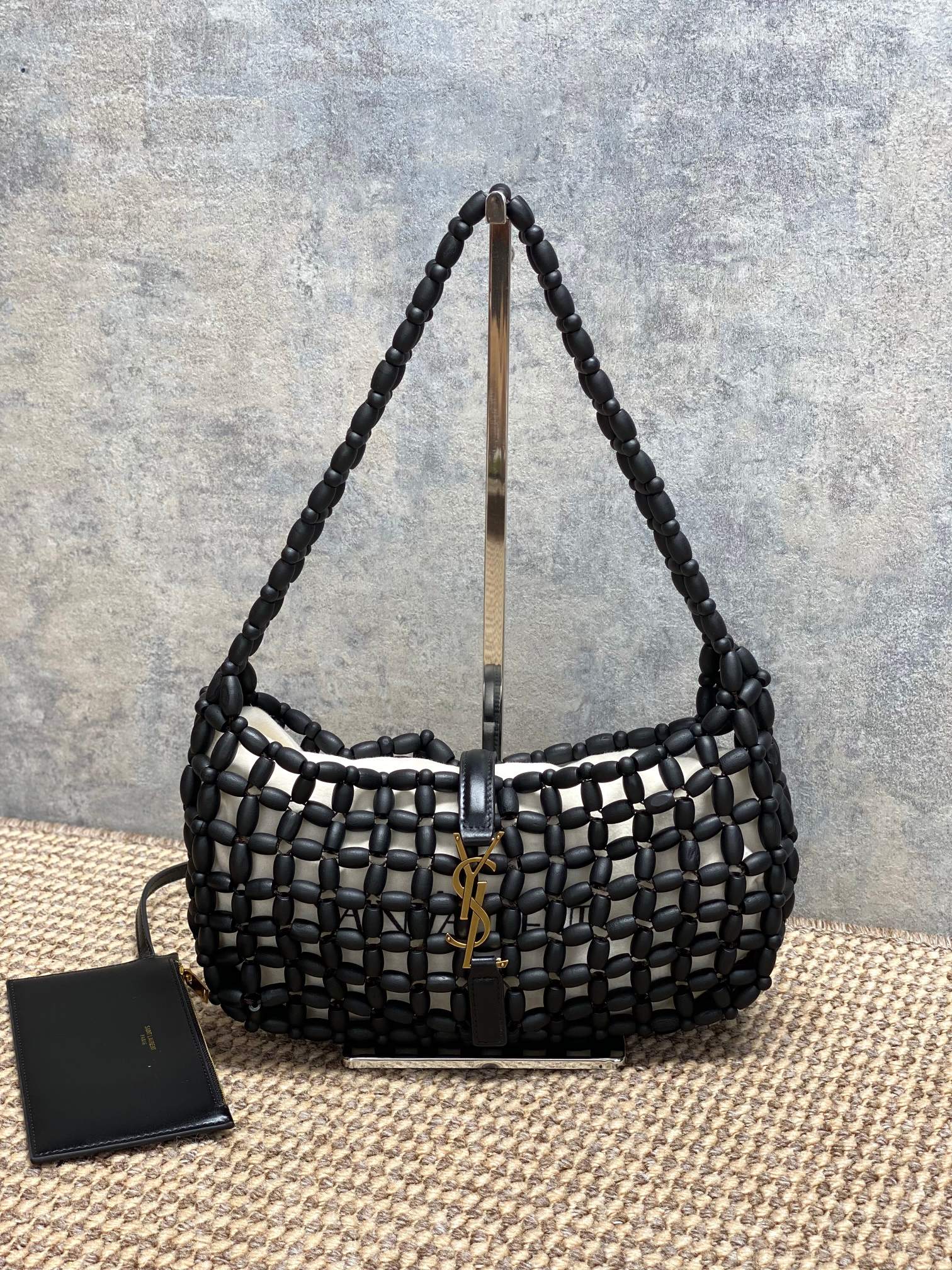 NO:851712,YSL LE 5A7 underarm bag, hand-beaded, hand-woven with oval wooden beads, has a unique texture and warm touch. The golden YSL metal logo on the front is super recognizable. The Hobo curved bag is light and can be packed, suitable for commuting and dating! The shoulder straps are adjustable and can be carried in the hand or under the armpit. The black and gold color is versatile, and can be easily worn in skirts and suits. It is a practical and advanced fashion item!  Code 657228 Size 23x16x6.5cm, YSL Saint Laurent grade original leather, saint laurent, saint laurent, skirts, business suit, Hermes,19860909YSL LE 5A7腋下包,手工串珠,采用椭圆形木珠手工编织,质感独特,触感温暖.正面金色YSL金属标志超有辨识度 Hobo弧形包型,轻盈能装,通勤约会都OK!肩带可调节,手提or腋下背都时髦,黑金配色百搭,裙装西装都能轻松驾驭,是实用又高级的时尚单品！ 编码657228 尺寸23x16x6.5cm,YSL圣罗兰特级原厂皮,saint laurent,saint laurent,skirts,business suit,Hermes,,Bag