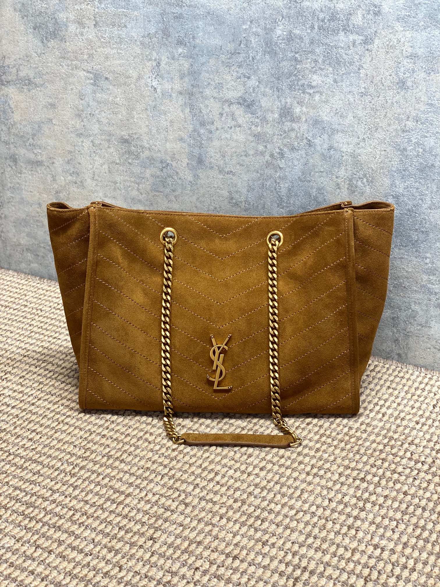 NO:894192,YSL Niki chain tote bag is made of frosted suede leather, with a soft and durable oil wax texture. It is black with a gold chain and YSL logo. It is full of French luxury. It has cotton lining and zipper pockets inside, and magnetic snap closure. It is very practical for daily commuting or travel! The chain shoulder strap can be carried on the shoulder or by hand. It is versatile and fashionable. It is a popular item that is both practical and fashionable!  Model 871151 Size 33x27x14cm, YSL Saint Laurent grade original leather, saint laurent, saint laurent, totes, Hermes,19860909YSL Niki链条托特包,采用磨砂反绒皮,油蜡质感柔软耐用,黑色搭配金色链条和YSL标志,法式高级感满满,内部有棉质衬里和拉链口袋,磁性按扣开合,日常通勤或出行都超实用!链条肩带可肩背或手拎,百搭又时髦,是实用与时尚兼具的热门单品！ 型号871151 尺寸33x27x14cm,YSL圣罗兰特级原厂皮,saint laurent,saint laurent,totes,Hermes,,Bag