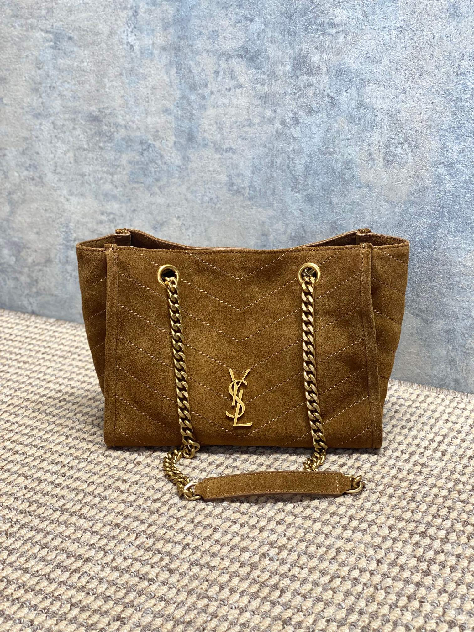 NO:894133,Yves Saint Laurent Niki small shopping bag, the caramel color is super textured!  Matte suede leather with natural wrinkles on the surface, soft and durable to the touch. Metal chain shoulder strap + YSL logo, retro and fashionable, lightweight and just the right capacity, suitable for commuting and going out on the street!  Internal magnetic snap button + zipper pocket, super convenient for storage, easy to carry on the hand and shoulder, practical and versatile, it is a popular model in the Niki series!  Model 872, size 25x19x10cm, YSL Saint Laurent grade original leather, saint laurent, saint laurent, Hermes,19860909圣罗兰Niki小号购物袋,焦糖配色超有质感！磨砂反绒皮,表面自然褶皱,手感软糯又耐用.金属链条肩带+YSL标志,复古又时髦,轻便容量刚好,通勤出街都OK！内部磁性按扣+拉链口袋,收纳超方便,手拎肩背随心切换,实用又百搭,是Niki系列热门款！ 型号872 尺寸25x19x10cm,YSL圣罗兰特级原厂皮,saint laurent,saint laurent,Hermes,,Bag