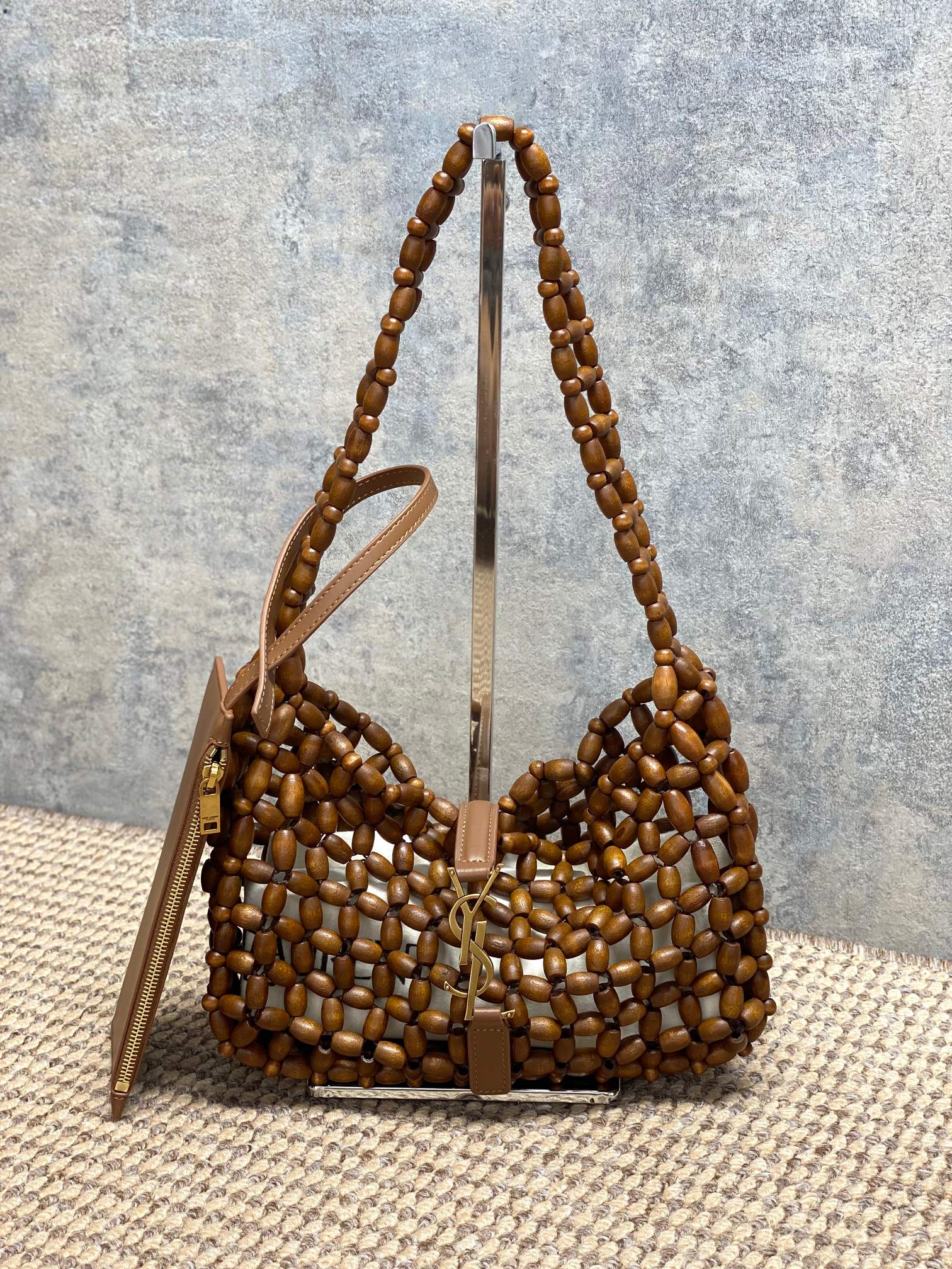 NO:894141,YSL LE 5A7 underarm bag, hand-beaded, hand-woven with oval wooden beads, has a unique texture and warm touch. The golden YSL metal logo on the front is super recognizable. The Hobo curved bag is light and can be packed, suitable for commuting and dating! The shoulder straps are adjustable and can be carried in the hand or under the armpit. The black and gold color is versatile, and can be easily worn in skirts and suits. It is a practical and advanced fashion item!  Code 657228 Size 23x16x6.5cm, YSL Saint Laurent grade original leather, saint laurent, saint laurent, skirts, business suit, Hermes,19860909YSL LE 5A7腋下包,手工串珠,采用椭圆形木珠手工编织,质感独特,触感温暖.正面金色YSL金属标志超有辨识度 Hobo弧形包型,轻盈能装,通勤约会都OK!肩带可调节,手提or腋下背都时髦,黑金配色百搭,裙装西装都能轻松驾驭,是实用又高级的时尚单品！ 编码657228 尺寸23x16x6.5cm,YSL圣罗兰特级原厂皮,saint laurent,saint laurent,skirts,business suit,Hermes,,Bag