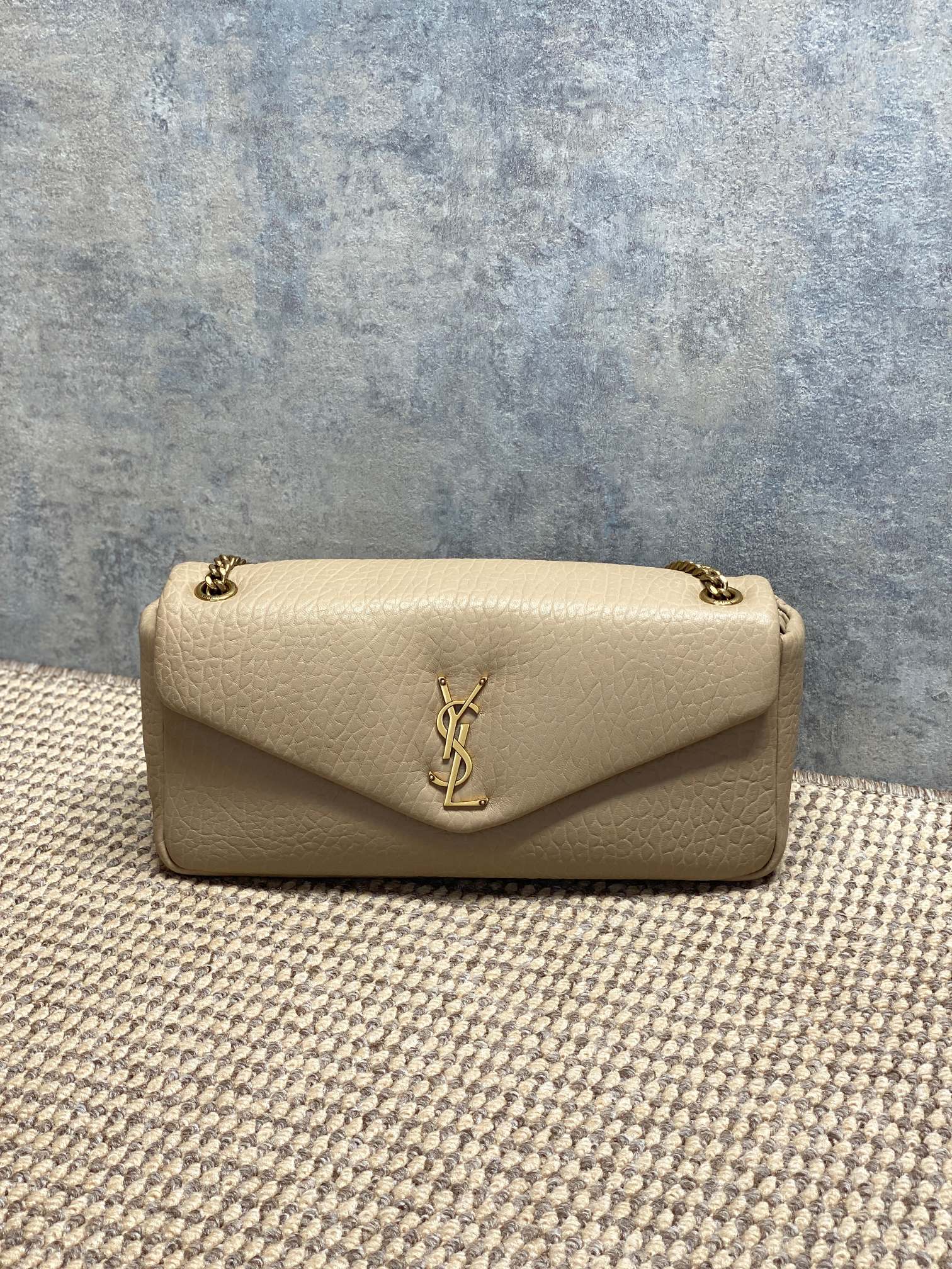 NO:894260,YSL medium Calypso elephant pattern sheepskin chain bag, soft grained sheepskin, with a delicate touch and texture. Envelope style bag + light gold YSL logo, low-key and luxurious. Metal chain shoulder strap, portable cross-body is OK, easy to carry for commuting and appointments, moderate capacity, easy to store daily items. Simple and elegant design, practical and fashionable, it is a popular model of Yves Saint Laurent classic series!  Model 800916F Size 30 X 15 X 5-7.5cm, YSL Saint Laurent grade original leather, saint laurent, saint laurent, sheepskin, Hermes,19860909YSL 中号 Calypso 大象纹羊皮链条包,柔软粒面羊皮革,触感细腻有质感.信封式包型+浅金色YSL徽标,低调又奢华.金属链条肩带,手提斜挎都OK,通勤约会都能轻松驾驭,容量适中,日常物品轻松收纳.简约优雅设计,实用又时髦,是圣罗兰经典系列热门款！ 型号800916F 尺寸30 X 15 X 5-7.5cm,YSL圣罗兰特级原厂皮,saint laurent,saint laurent,sheepskin,Hermes,,Bag