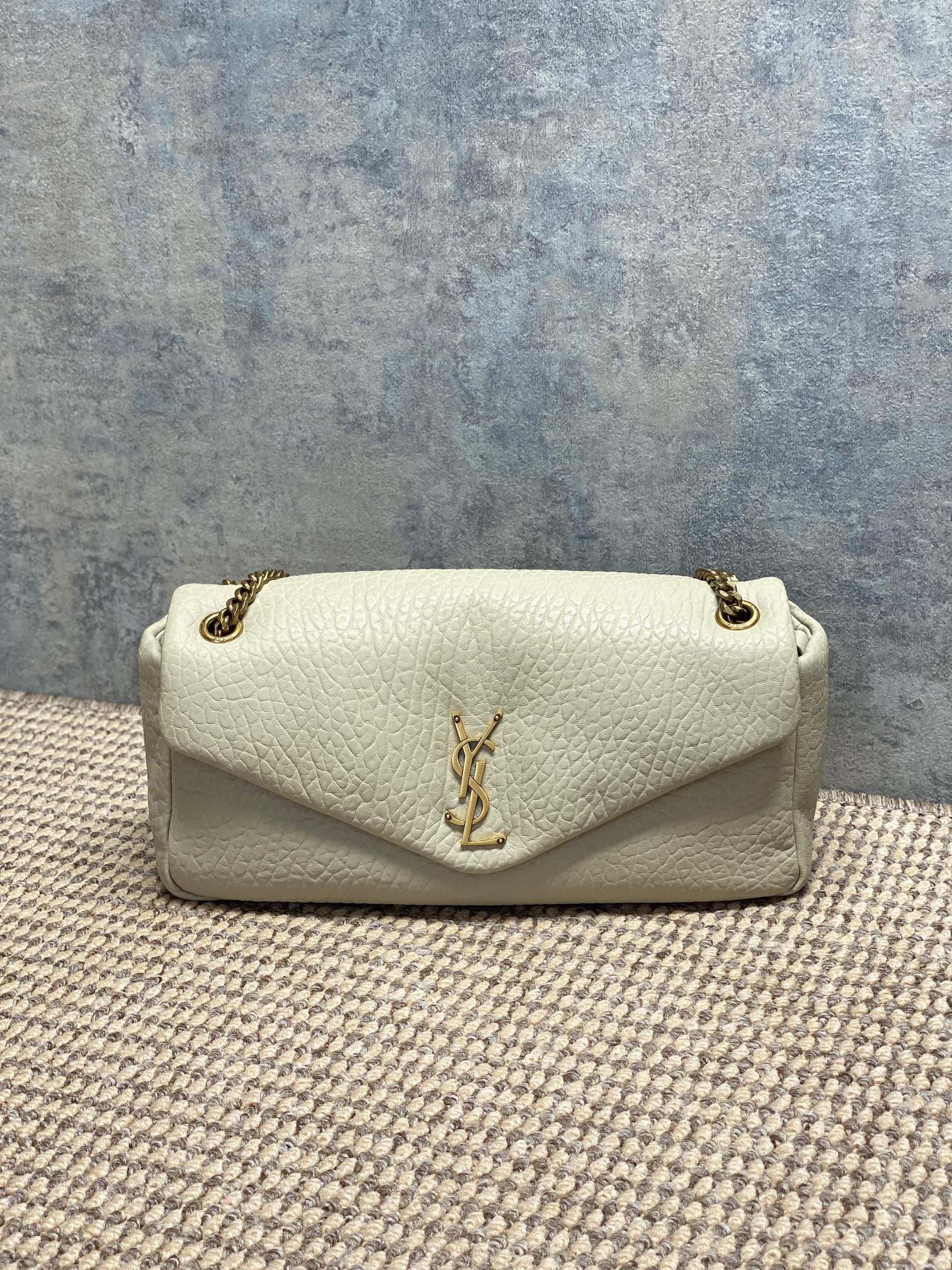 NO:894267,Medium Calypso elephant pattern sheepskin chain bag, soft grained sheepskin, with a delicate touch and texture. Envelope style bag + light gold YSL logo, low-key and luxurious. Metal chain shoulder strap, portable cross-body is OK, easy to carry for commuting and appointments, moderate capacity, easy to store daily items. Simple and elegant design, practical and fashionable, it is a popular model of Yves Saint Laurent classic series!  Model 800916F Size 30 X 15 X 5-7.5cm, YSL Saint Laurent grade original leather, saint laurent, saint laurent, sheepskin, Hermes,19860909中号 Calypso 大象纹羊皮链条包,柔软粒面羊皮革,触感细腻有质感.信封式包型+浅金色YSL徽标,低调又奢华.金属链条肩带,手提斜挎都OK,通勤约会都能轻松驾驭,容量适中,日常物品轻松收纳.简约优雅设计,实用又时髦,是圣罗兰经典系列热门款！ 型号800916F 尺寸30 X 15 X 5-7.5cm,YSL圣罗兰特级原厂皮,saint laurent,saint laurent,sheepskin,Hermes,,Bag