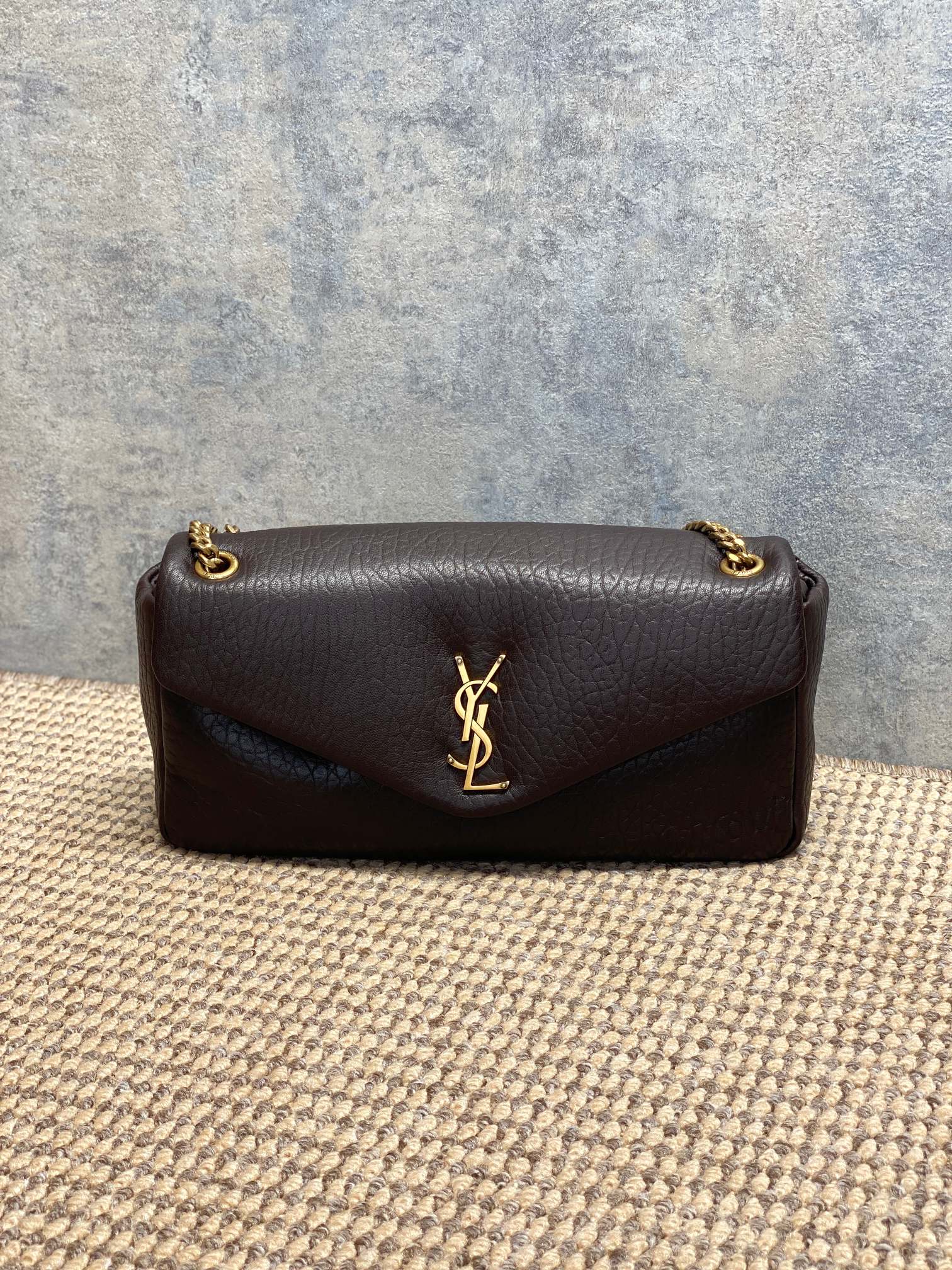 NO:894274,YSL medium Calypso elephant pattern sheepskin chain bag, soft grained sheepskin, with a delicate touch and texture. Envelope style bag + light gold YSL logo, low-key and luxurious. Metal chain shoulder strap, portable cross-body is OK, easy to carry for commuting and appointments, moderate capacity, easy to store daily items. Simple and elegant design, practical and fashionable, it is a popular model of Yves Saint Laurent classic series!  Model 800916F82 Size 30 X 15 X 5-7.5cm, YSL Saint Laurent grade original leather, saint laurent, saint laurent, sheepskin, Hermes,19860909YSL 中号 Calypso 大象纹羊皮链条包,柔软粒面羊皮革,触感细腻有质感.信封式包型+浅金色YSL徽标,低调又奢华.金属链条肩带,手提斜挎都OK,通勤约会都能轻松驾驭,容量适中,日常物品轻松收纳.简约优雅设计,实用又时髦,是圣罗兰经典系列热门款！ 型号800916F82 尺寸30 X 15 X 5-7.5cm,YSL圣罗兰特级原厂皮,saint laurent,saint laurent,sheepskin,Hermes,,Bag