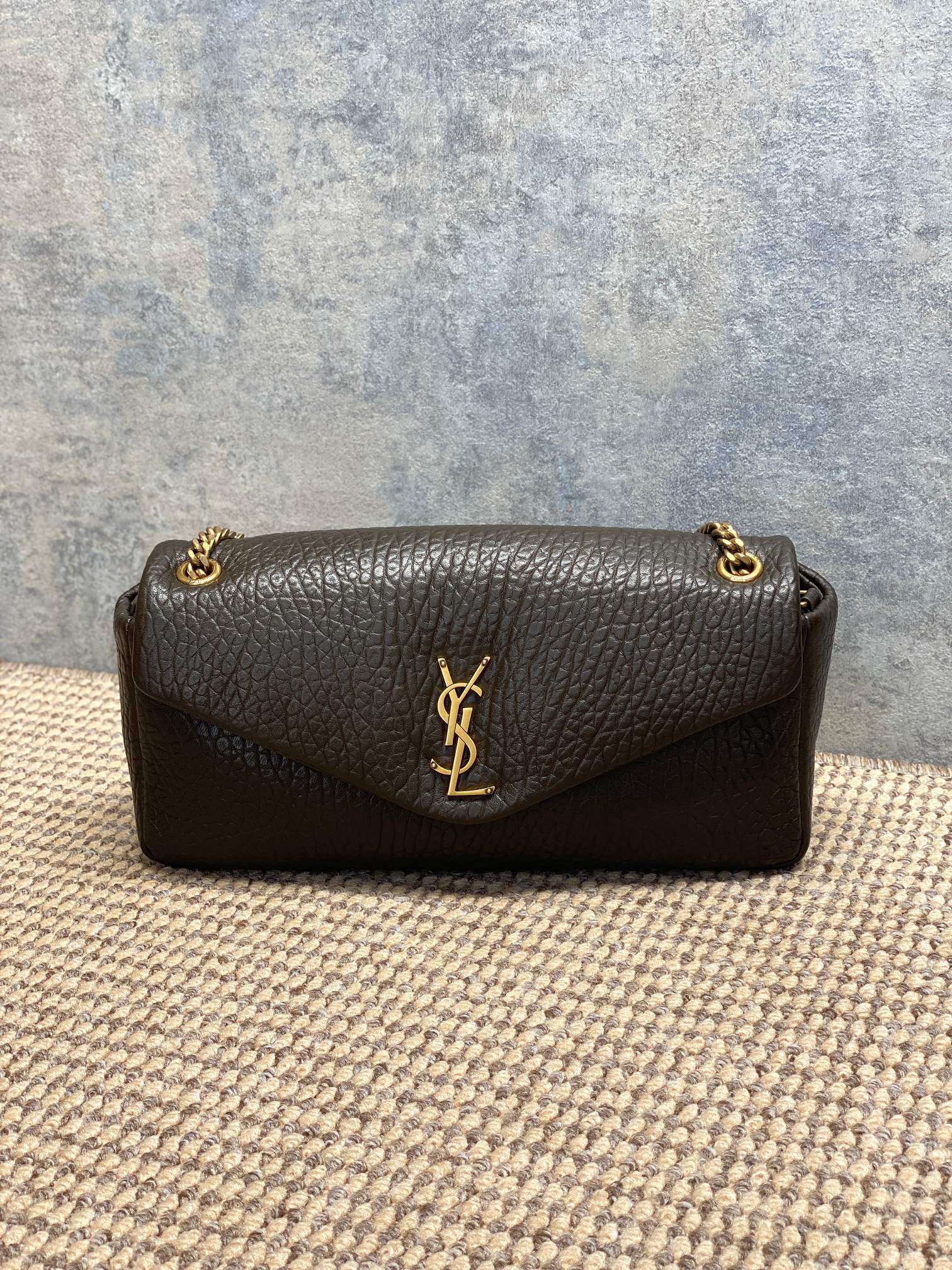 NO:894206,YSL medium Calypso elephant pattern sheepskin chain bag, soft grained sheepskin, with a delicate touch and texture. Envelope style bag + light gold YSL logo, low-key and luxurious. Metal chain shoulder strap, portable cross-body is OK, easy to carry for commuting and appointments, moderate capacity, easy to store daily items. Simple and elegant design, practical and fashionable, it is a popular model of Yves Saint Laurent classic series!  Model 800916 Size 30 X 15 X 5-7.5cm, YSL Saint Laurent grade original leather, saint laurent, saint laurent, sheepskin, Hermes,19860909YSL 中号 Calypso 大象纹羊皮链条包,柔软粒面羊皮革,触感细腻有质感.信封式包型+浅金色YSL徽标,低调又奢华.金属链条肩带,手提斜挎都OK,通勤约会都能轻松驾驭,容量适中,日常物品轻松收纳.简约优雅设计,实用又时髦,是圣罗兰经典系列热门款！ 型号800916 尺寸30 X 15 X 5-7.5cm,YSL圣罗兰特级原厂皮,saint laurent,saint laurent,sheepskin,Hermes,,Bag