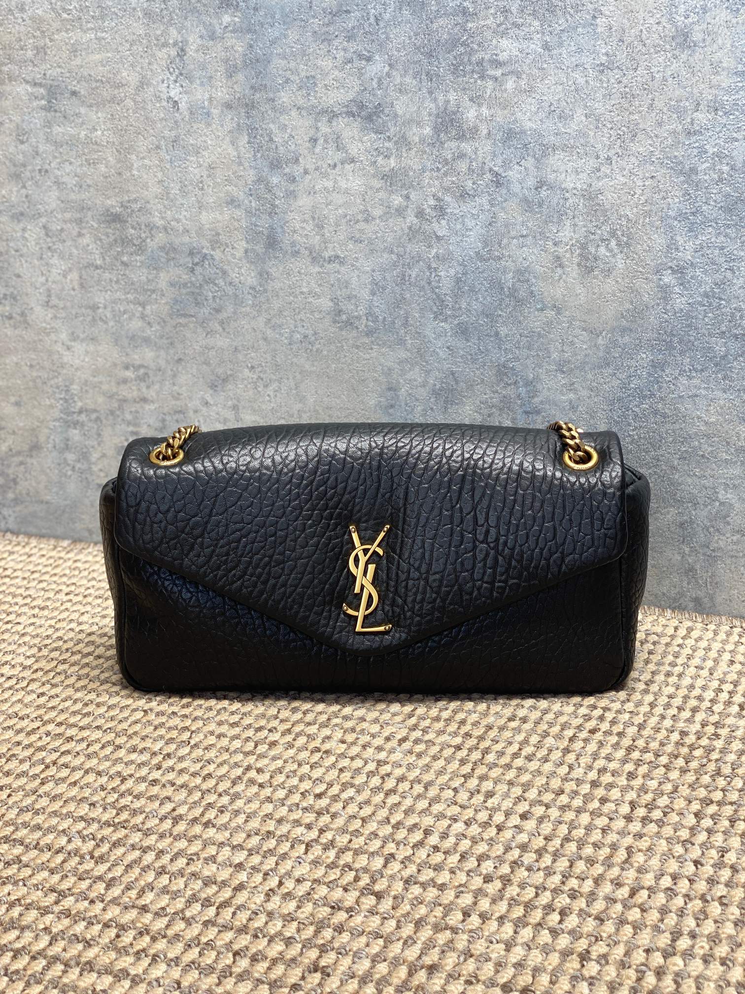 NO:894214,YSL medium Calypso elephant pattern sheepskin chain bag, soft grained sheepskin, with a delicate touch and texture. Envelope style bag + light gold YSL logo, low-key and luxurious. Metal chain shoulder strap, portable cross-body is OK, easy to carry for commuting and appointments, moderate capacity, easy to store daily items. Simple and elegant design, practical and fashionable, it is a popular model of Yves Saint Laurent classic series!  Model 800916F Size 30 X 15 X 5-7.5cm, YSL Saint Laurent grade original leather, saint laurent, saint laurent, sheepskin, Hermes,19860909YSL 中号 Calypso 大象纹羊皮链条包,柔软粒面羊皮革,触感细腻有质感.信封式包型+浅金色YSL徽标,低调又奢华.金属链条肩带,手提斜挎都OK,通勤约会都能轻松驾驭,容量适中,日常物品轻松收纳.简约优雅设计,实用又时髦,是圣罗兰经典系列热门款！ 型号800916F 尺寸30 X 15 X 5-7.5cm,YSL圣罗兰特级原厂皮,saint laurent,saint laurent,sheepskin,Hermes,,Bag