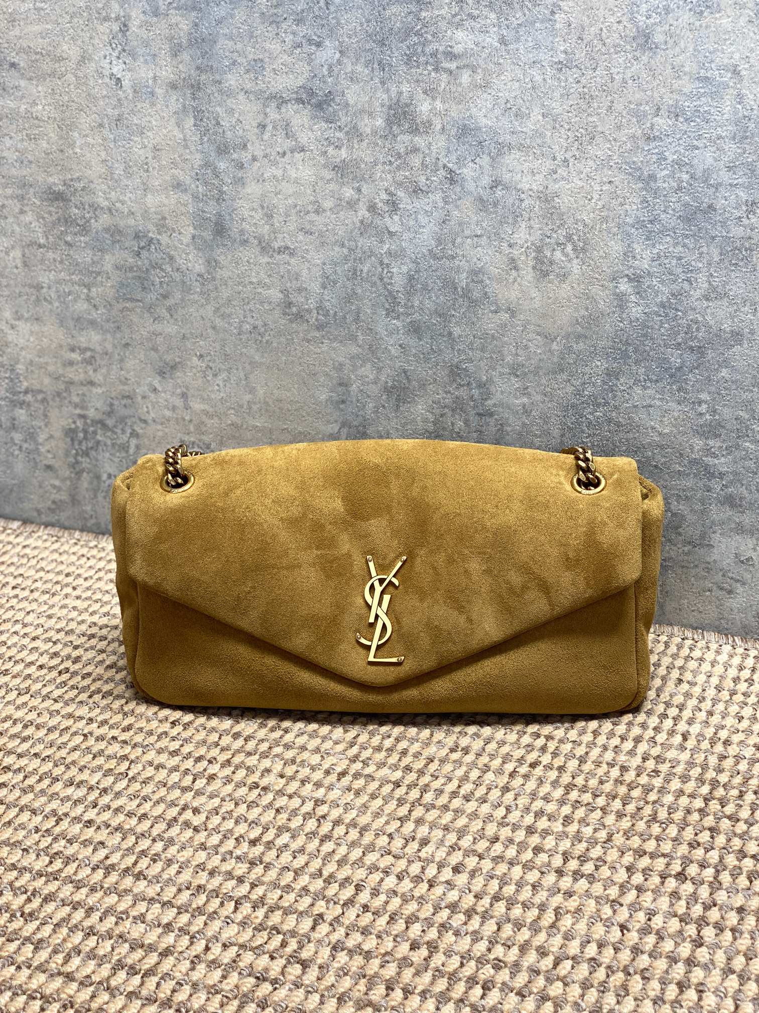 NO:894223,YSL medium Calypso frosted suede chain bag, soft grained sheep leather, with a delicate touch and texture. Envelope style bag + light gold YSL logo, low-key and luxurious. Metal chain shoulder strap, portable cross-body is OK, easy to handle for commuting and appointments, moderate capacity, easy to store daily items. Simple and elegant design, practical and fashionable, it is a popular model of Yves Saint Laurent classic series!  Model 800916F Size 30 X 15 X 5-7.5cm, YSL Saint Laurent grade original leather, saint laurent, saint laurent, sheepskin, Hermes,19860909YSL 中号 Calypso 磨砂反绒皮链条包,柔软粒面羊皮革,触感细腻有质感.信封式包型+浅金色YSL徽标,低调又奢华.金属链条肩带,手提斜挎都OK,通勤约会都能轻松驾驭,容量适中,日常物品轻松收纳.简约优雅设计,实用又时髦,是圣罗兰经典系列热门款！ 型号800916F 尺寸30 X 15 X 5-7.5cm,YSL圣罗兰特级原厂皮,saint laurent,saint laurent,sheepskin,Hermes,,Bag