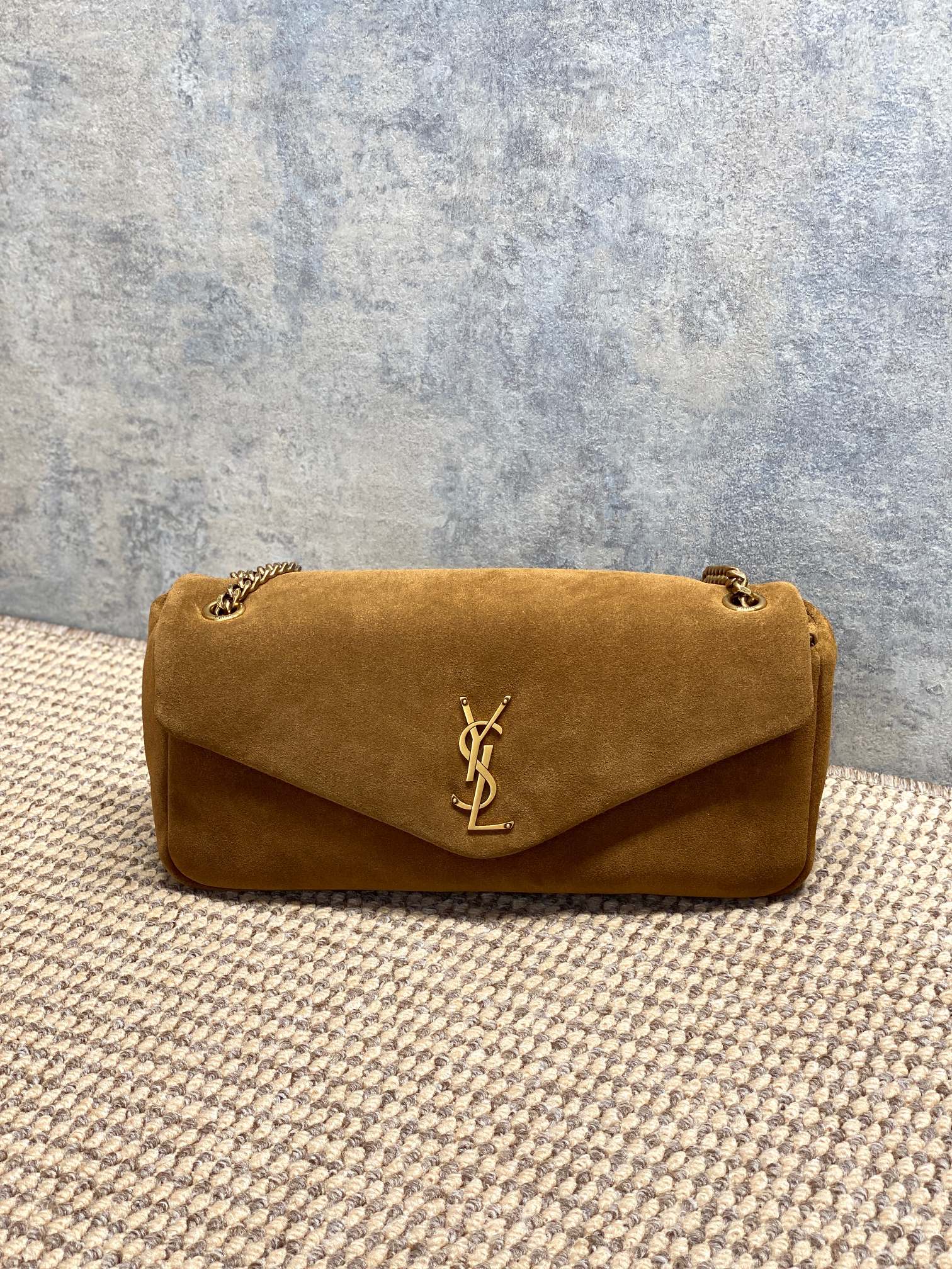 NO:894231,YSL medium Calypso frosted suede chain bag, soft grained sheep leather, with a delicate touch and texture. Envelope style bag + light gold YSL logo, low-key and luxurious. Metal chain shoulder strap, portable cross-body is OK, easy to handle for commuting and appointments, moderate capacity, easy to store daily items. Simple and elegant design, practical and fashionable, it is a popular model of Yves Saint Laurent classic series!  Model 800916F Size 30 X 15 X 5-7.5cm, YSL Saint Laurent grade original leather, saint laurent, saint laurent, sheepskin, Hermes,19860909YSL 中号 Calypso 磨砂反绒皮链条包,柔软粒面羊皮革,触感细腻有质感.信封式包型+浅金色YSL徽标,低调又奢华.金属链条肩带,手提斜挎都OK,通勤约会都能轻松驾驭,容量适中,日常物品轻松收纳.简约优雅设计,实用又时髦,是圣罗兰经典系列热门款！ 型号800916F 尺寸30 X 15 X 5-7.5cm,YSL圣罗兰特级原厂皮,saint laurent,saint laurent,sheepskin,Hermes,,Bag