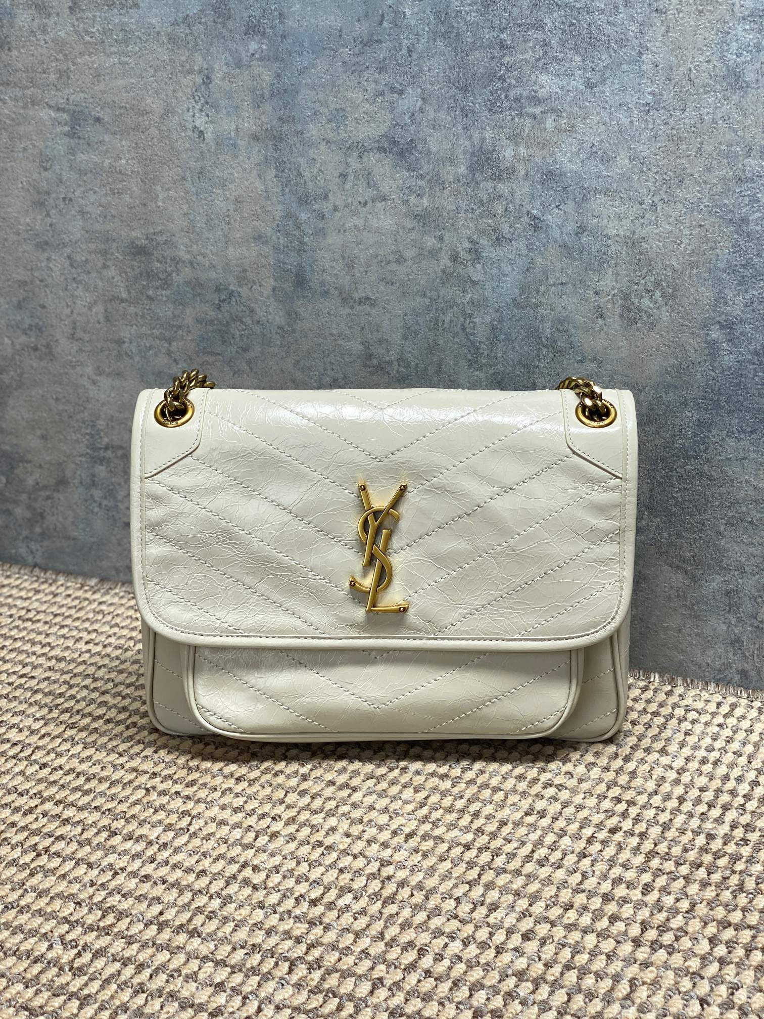 NO:894400,YSL Niki medium handbag, oil-waxed cowhide, full of luster, diamond pattern + metal YSL logo is super recognizable!  It's great for daily commuting and going out on the street. The chain shoulder strap can be carried by hand, on one shoulder, or across the body. It has versatile carrying methods and is very practical. The caramel color is very popular in autumn and winter. It has a great atmosphere when matched with clothes. The internal space is reasonable and daily items can be easily carried. It is a classic and popular model of YSL!  Size 28×8×20cm Code 498894, YSL Saint Laurent grade original leather, saint laurent, saint laurent, louis vuitton, cowhide, Hermes,19860909YSL Niki中号手袋,油蜡牛皮,光泽感满满,菱格纹+金属YSL标志超有辨识度！日常通勤、出街都很OK.链条肩带可手提、单肩、斜挎,背法多变,实用性超强.焦糖色秋冬超火,搭配衣服超有氛围感,内部空间合理,日常物品轻松装下,是YSL家的经典热门款！ 尺寸28×8×20cm 编码498894,YSL圣罗兰特级原厂皮,saint laurent,saint laurent,louis vuitton,cowhide,Hermes,,Bag