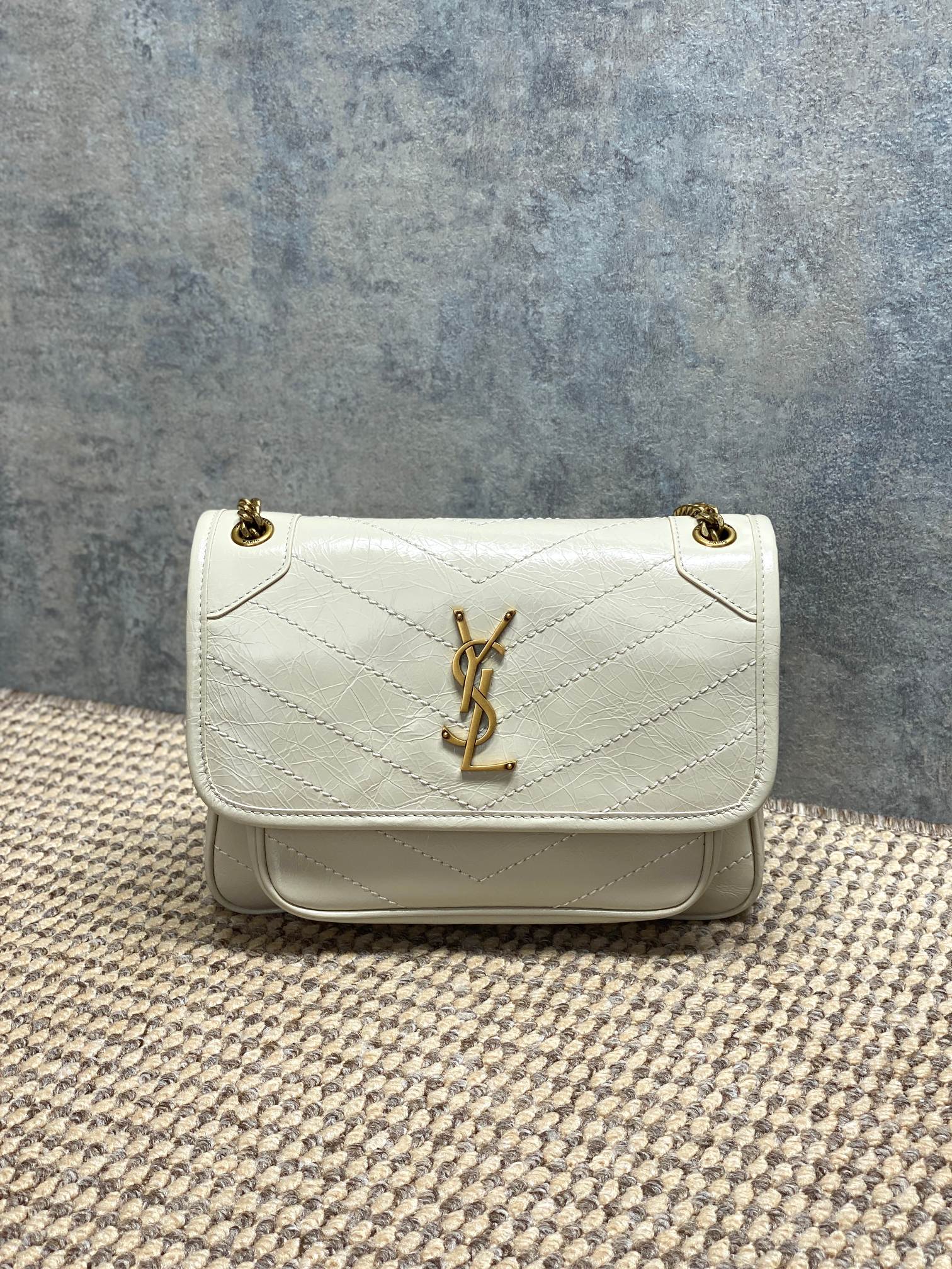 NO:894408,YSL Niki small handbag, waxed cowhide leather, full of luster, rhombus pattern + metal YSL logo, super recognizable!  It's great for daily commuting and going out on the street. The chain shoulder strap can be carried by hand, on one shoulder, or across the body. It has versatile carrying methods and is very practical. The caramel color is very popular in autumn and winter. It has a great atmosphere when matched with clothes. The internal space is reasonable and daily items can be easily carried. It is a classic and popular model of YSL!  Size 22×16×12cm Code 498892 #533037, YSL Saint Laurent grade original leather, saint laurent, saint laurent, louis vuitton, cowhide, Hermes,19860909YSL Niki小号手袋,油蜡牛皮,光泽感满满,菱格纹+金属YSL标志超有辨识度！日常通勤、出街都很OK.链条肩带可手提、单肩、斜挎,背法多变,实用性超强.焦糖色秋冬超火,搭配衣服超有氛围感,内部空间合理,日常物品轻松装下,是YSL家的经典热门款！ 尺寸22×16×12cm 编码498892 #533037,YSL圣罗兰特级原厂皮,saint laurent,saint laurent,louis vuitton,cowhide,Hermes,,Bag