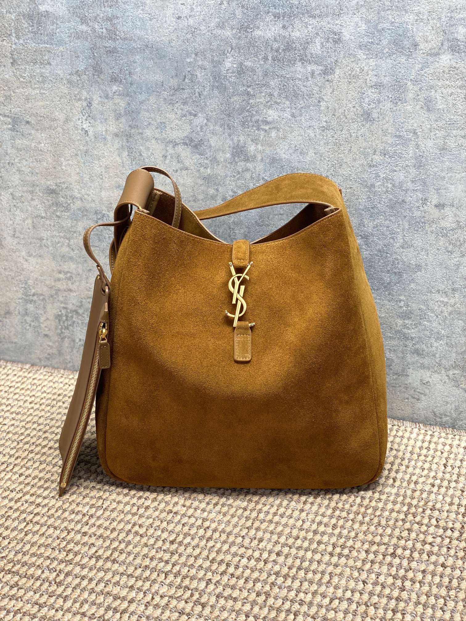 NO:894237,YSL's new version of the Hobo underarm bag, frosted suede leather + gold logo, is simple and high-end. The shoulder strap is adjustable and can be worn on the shoulder or in a handbag. It can be worn for commuting and leisure. There are compartments and zipper bags inside, making storage very convenient!  The leather is soft and light, the capacity is moderate, and daily necessities can be easily packed. Paired with the DuPont paper liner bag, the bottom is more stable and the space is tidier. It is practical and fashionable. It is a classic and popular model of YSL!  Size 30x31x13 cm Code 850545, YSL Saint Laurent grade original leather, saint laurent, saint laurent, Hermes,19860909YSL 新版 Hobo腋下包,磨砂反绒皮+金色Logo,简约又高级.肩带可调节,单肩/手提都OK,通勤休闲都能搭.内部有隔层和拉链袋,收纳超方便！皮质柔软轻盈,容量适中,日常用品轻松装下.搭配杜邦纸内胆包,底部更稳,空间更整洁,实用又时髦,是YSL经典热门款！ 尺寸30x31x13 cm 编码850545,YSL圣罗兰特级原厂皮,saint laurent,saint laurent,Hermes,,Bag