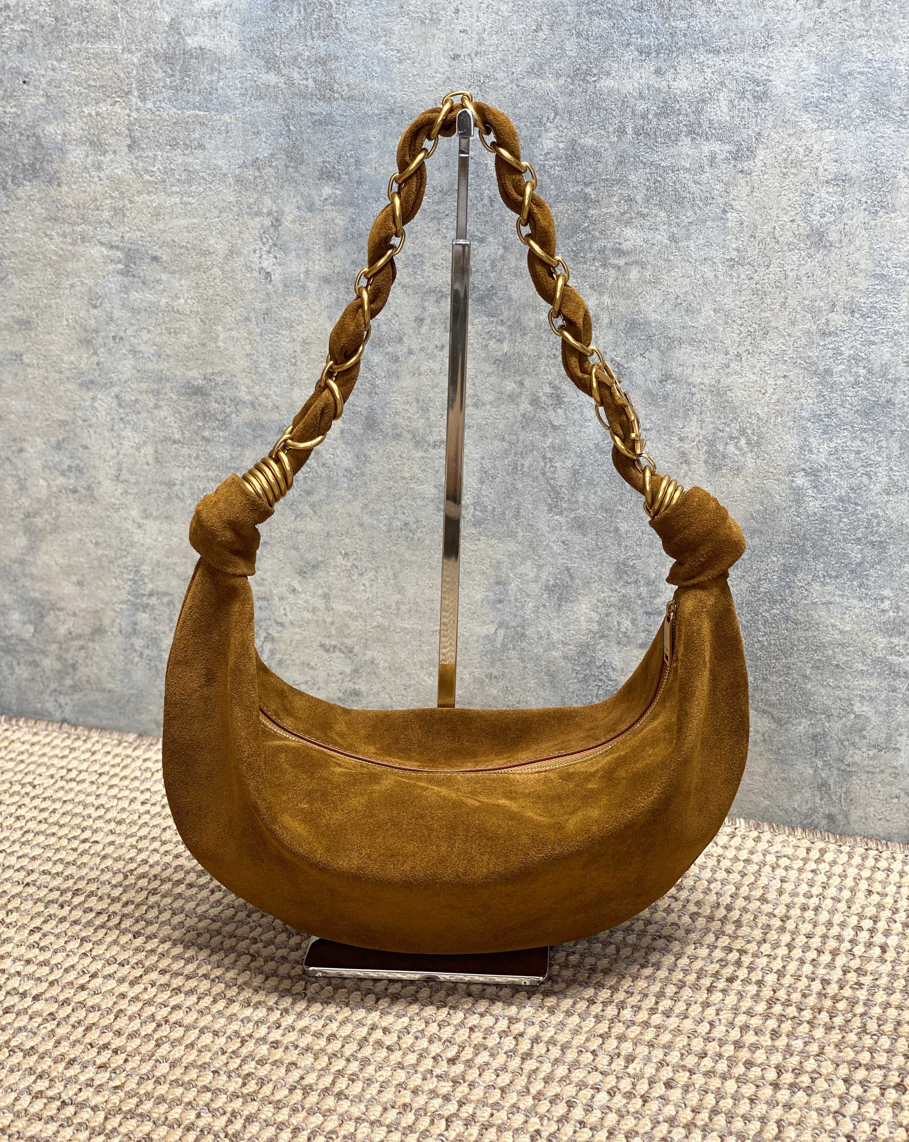NO:894251,YSL Amalia croissant bag, medium size, uses frosted suede leather and a metal chain shoulder strap, simple and highly recognizable!  The crescent-shaped design is lazy and casual, with moderate capacity, which is suitable for commuting and going out on the street. The chain shoulder strap is adjustable and looks good when carried under the arm or across the body. The leather is soft and lightweight, practical and fashionable. It is a popular item in the Yves Saint Laurent 25 Spring series, with full marks for fashion sense!  Size 44x19.5x2cm Model 873162, YSL Saint Laurent grade original leather, saint laurent, saint laurent, Hermes,19860909YSL Amalia牛角包 中号 ,采用磨砂反绒皮一金属链条肩带,简约又超有辨识度！新月形设计慵懒随性,容量适中,通勤出街都很OK链条肩带可调节,腋下背or斜挎都好看,皮革柔软轻便,实用又时髦,是圣罗兰25Spring系列的热门单品,时尚感满分！ 尺寸44x19.5x2cm 型号873162,YSL圣罗兰特级原厂皮,saint laurent,saint laurent,Hermes,,Bag