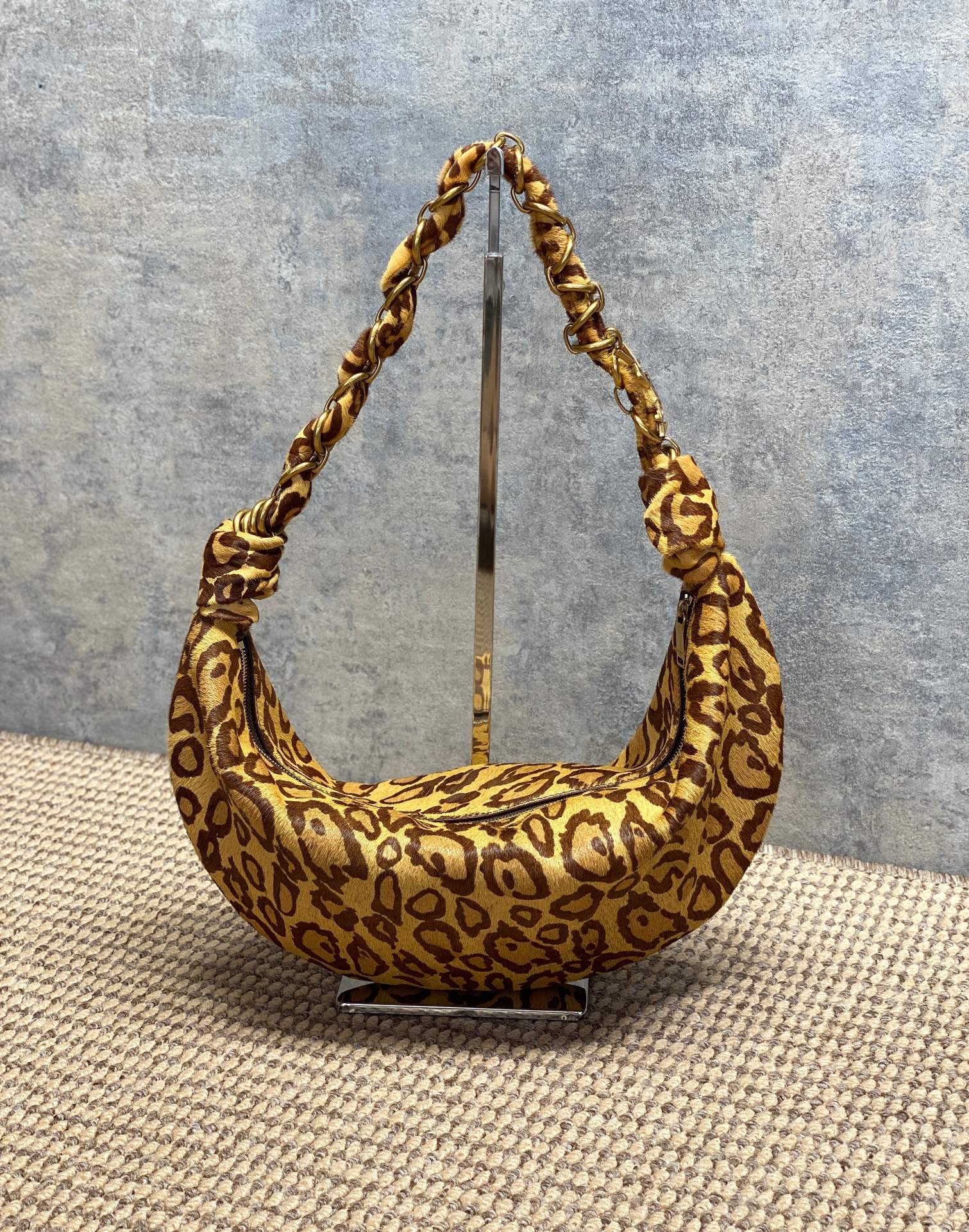 NO:894259,YSL Amalia croissant bag, medium size, uses horse hair leopard print and metal chain shoulder strap, simple and super recognizable!  The crescent-shaped design is lazy and casual, with moderate capacity, which is suitable for commuting and going out on the street. The chain shoulder strap is adjustable and looks good when carried under the arm or across the body. The leather is soft and lightweight, practical and fashionable. It is a popular item in the Yves Saint Laurent 25 Spring series, with full marks for fashion sense!  Size 44x19.5x2cm Model 873162, YSL Saint Laurent grade original leather, saint laurent, saint laurent, Hermes,19860909YSL Amalia牛角包 中号 ,采用马毛豹纹一金属链条肩带,简约又超有辨识度！新月形设计慵懒随性,容量适中,通勤出街都很OK链条肩带可调节,腋下背or斜挎都好看,皮革柔软轻便,实用又时髦,是圣罗兰25Spring系列的热门单品,时尚感满分！ 尺寸44x19.5x2cm 型号873162,YSL圣罗兰特级原厂皮,saint laurent,saint laurent,Hermes,,Bag