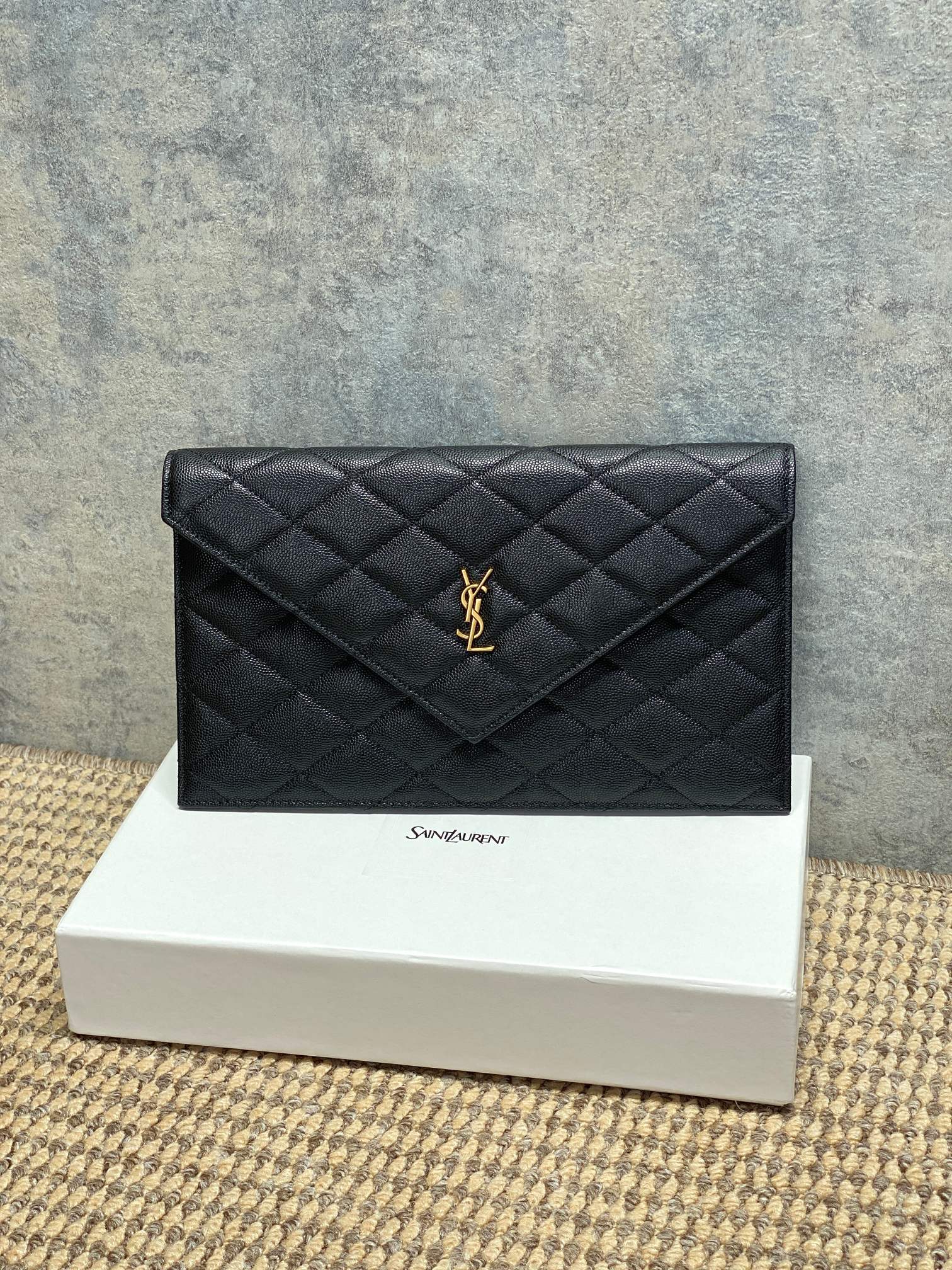 NO:894315,YSL rhombus hand-held envelope bag, using caviar ball pattern, has a delicate and high-end texture. The color combination and metal logo are highly recognizable. The envelope-style design is simple and elegant, and can be easily used for daily commuting and dating. Practical and fashionable, it is a YSL classic series, versatile and easy to match with style, and can easily enhance the texture of your outfit. Size 27x16x2cm, code 869533, YSL Saint Laurent premium original leather, saint laurent, saint laurent, Hermes,19860909YSL菱格手拿信封包,采用鱼子酱球纹,质感细腻又高级.配色+金属Logo,辨识度超高,信封式设计简约大气,日常通勤、约会都能轻松驾驭.实用又时髦,是YSL经典系列,百搭不挑风格,轻松提升穿搭质感. 尺寸27x16x2cm 编码869533,YSL圣罗兰特级原厂皮,saint laurent,saint laurent,Hermes,,Bag