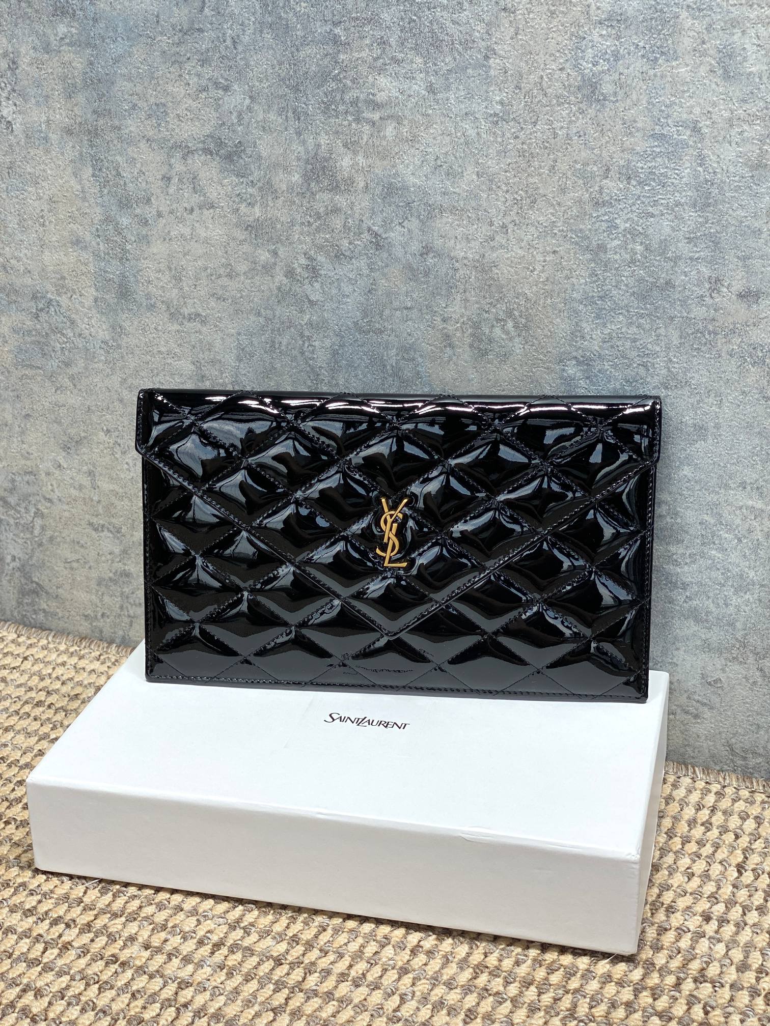 NO:894324,YSL rhombus hand-held envelope bag, made of mirror patent leather, has a delicate and high-end texture. The color combination and metal logo are highly recognizable. The envelope-style design is simple and elegant, and can be easily used for daily commuting and dating. Practical and fashionable, it is a YSL classic series. It is versatile and can easily enhance the texture of your outfit. Size 27x16x2cm Code 869533, YSL Saint Laurent premium original leather, saint laurent, saint laurent, Hermes,19860909YSL菱格手拿信封包,采用镜面漆皮,质感细腻又高级.配色+金属Logo,辨识度超高,信封式设计简约大气,日常通勤、约会都能轻松驾驭.实用又时髦,是YSL经典系列,百搭不挑风格,轻松提升穿搭质感. 尺寸27x16x2cm 编码869533,YSL圣罗兰特级原厂皮,saint laurent,saint laurent,Hermes,,Bag