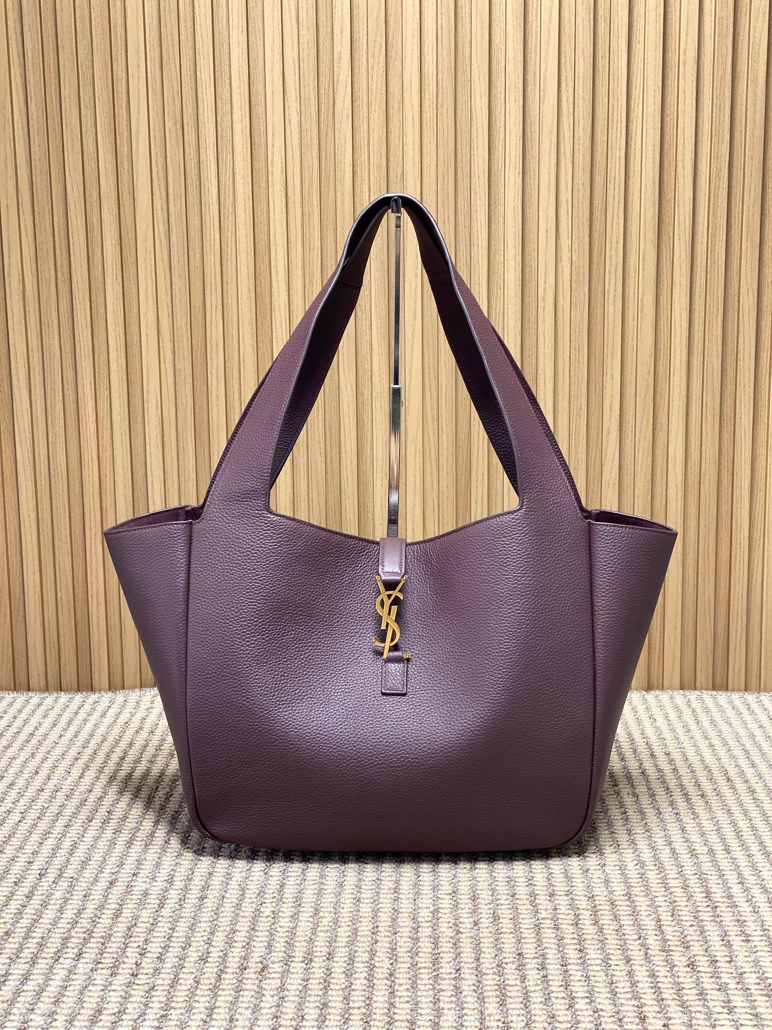 NO:894333,The YSL BEA pebbled tote bag has a soft and delicate feel, is wear-resistant and lightweight, and is perfect for daily commuting or short trips!  The bag body is simple and elegant, and the golden YSL logo is very recognizable. The unique 'wings' design can be transformed into a Hobo bag casually or by tightening the string. It is versatile and suitable for any occasion. The interior space is very large, and it can fit a 13-inch computer and documents. The wide shoulder strap is also very comfortable to carry, practical and fashionable!  Size 50x28x18cm Code 763435, YSL Saint Laurent grade original leather, saint laurent, saint laurent, totes, Hermes,19860909YSL BEA荔枝纹托特包,手感柔软细腻,耐磨又轻便,日常通勤或短途旅行都超适合！包身简约大气,金色YSL标志超有辨识度独特“翅膀”设计,随性or收绳变Hobo包,百搭不挑场合.内部空间超大,13寸电脑、文件都能装,宽肩带背着也很舒服,实用又时髦！ 尺寸50x28x18cm 编码763435,YSL圣罗兰特级原厂皮,saint laurent,saint laurent,totes,Hermes,,Bag